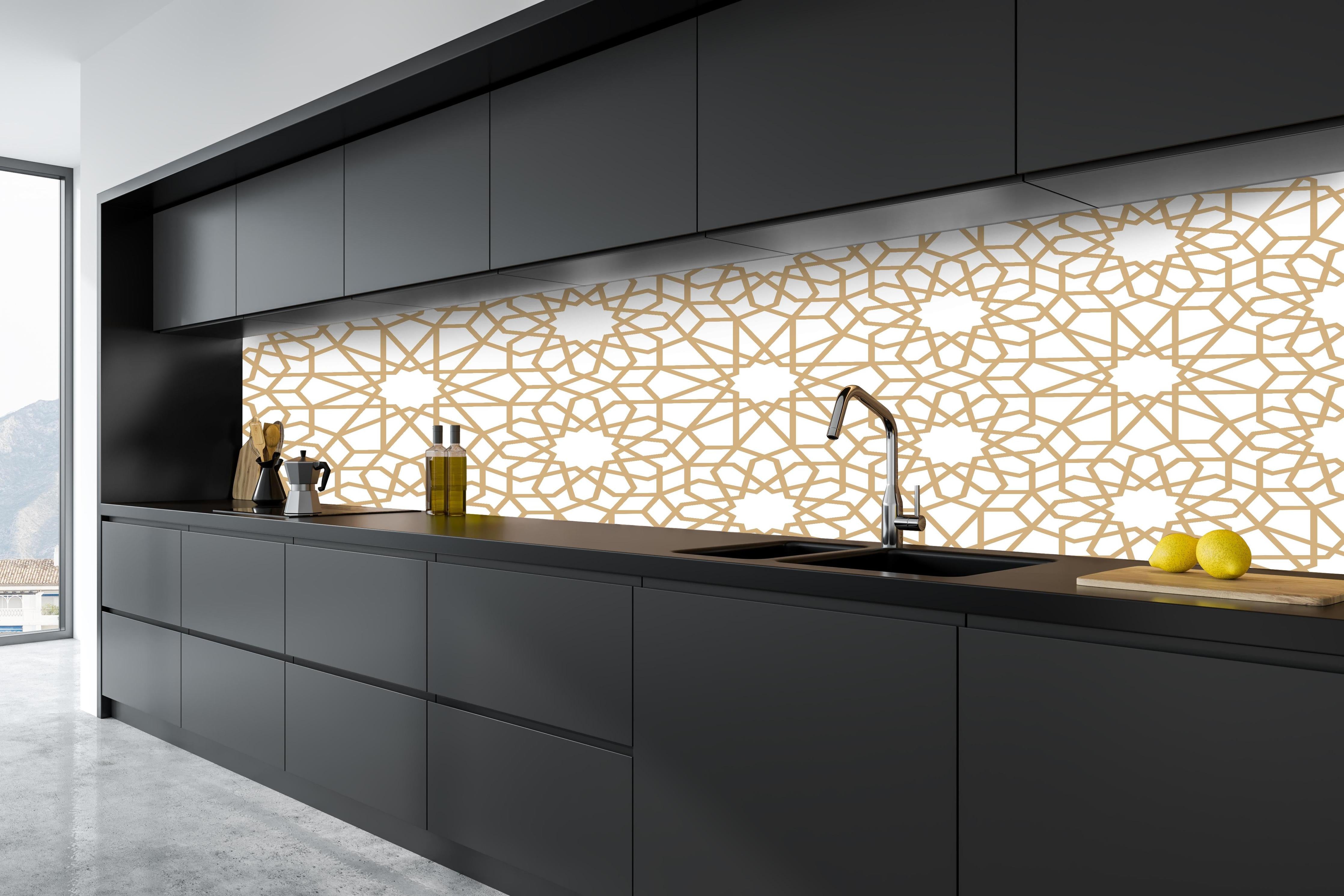 Küche - Elegantes goldenes Muster auf Weiß hinter weißen Hochglanz-Küchenregalen und schwarzem Wasserhahn