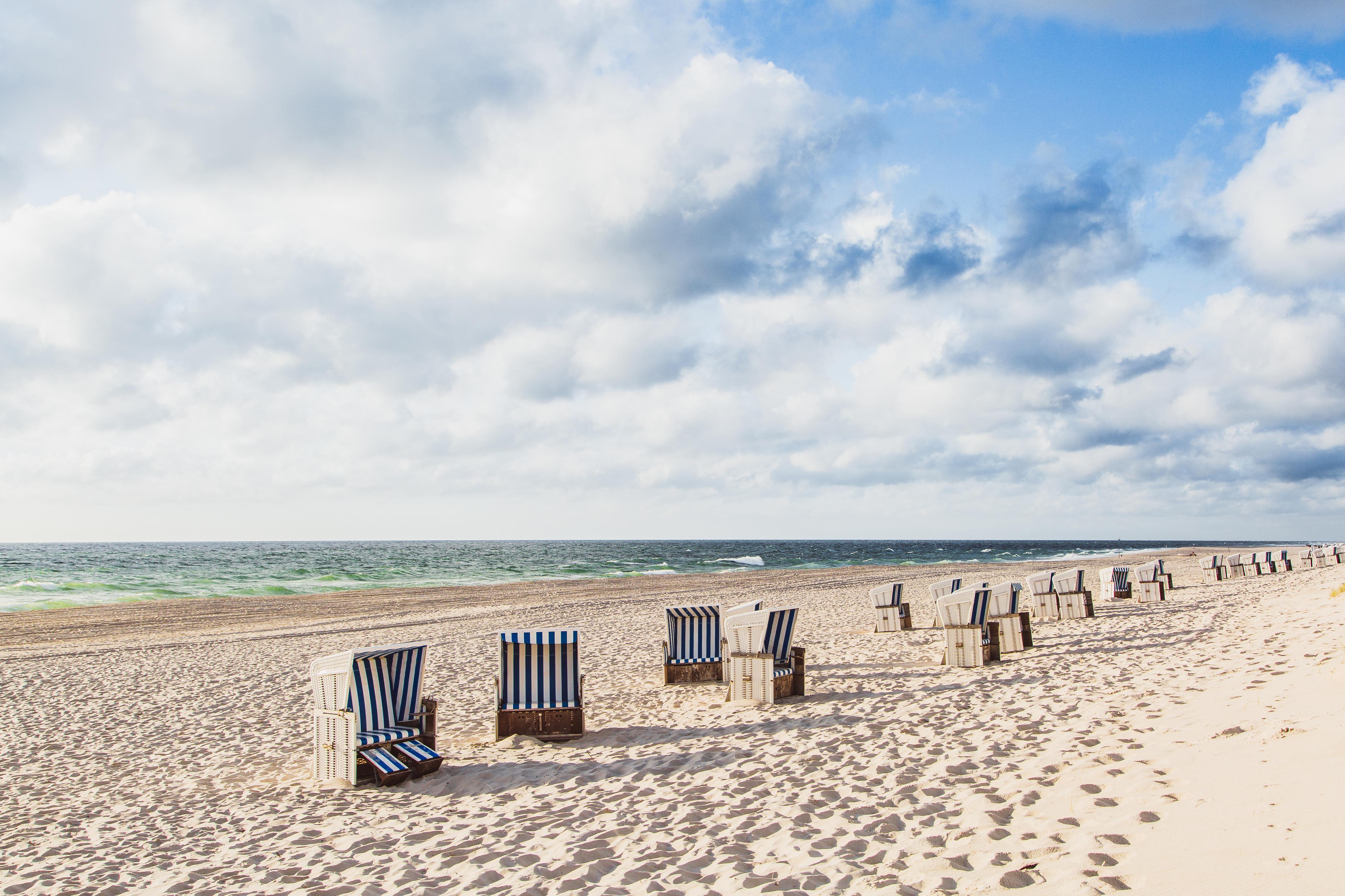 Küchenrückwand-Entspannte Strandatmosphäre mit blauen und weißen Liegestühlen am Meer