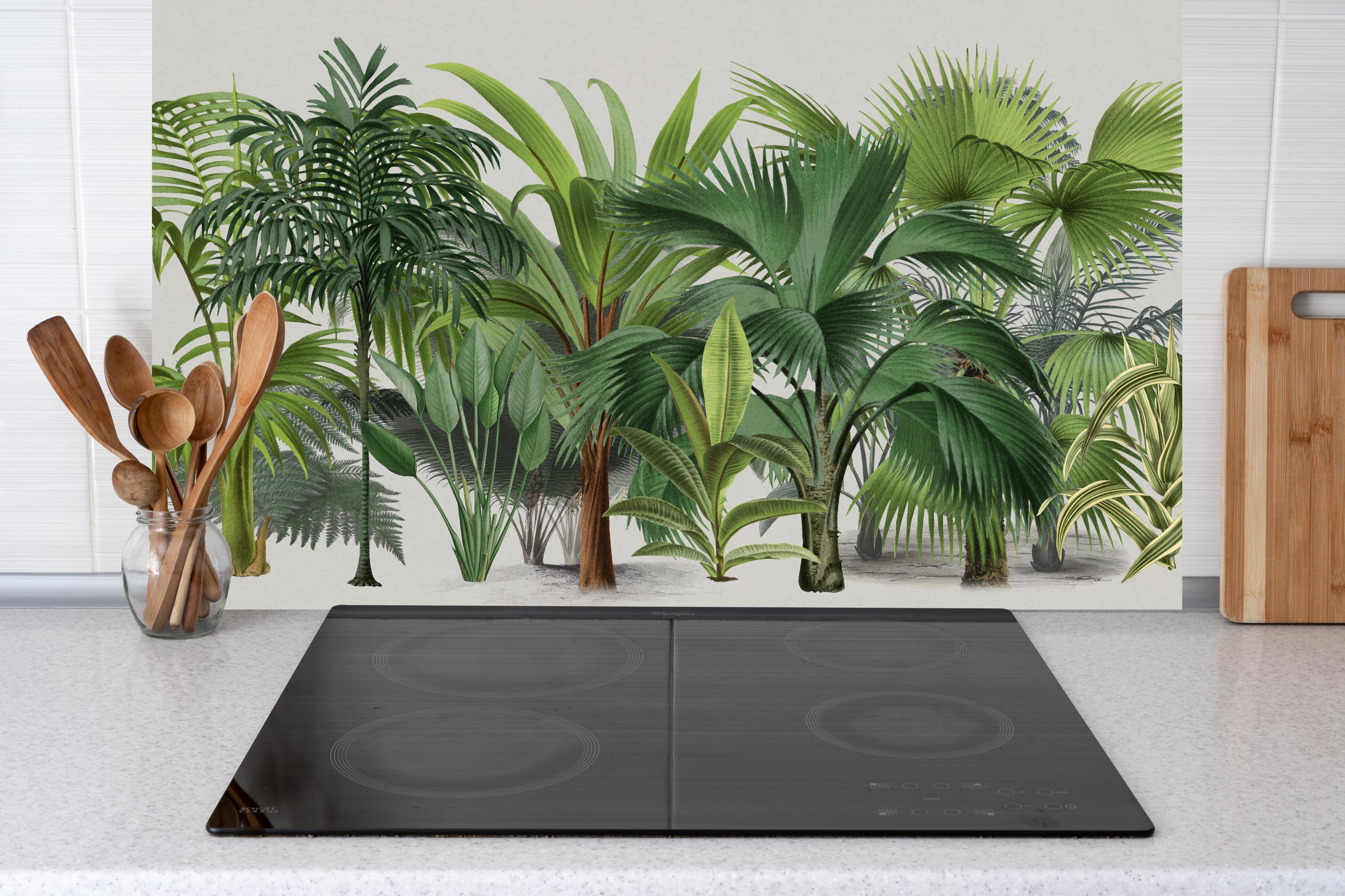 Küche - Exotische Bäume hinter weißen Hochglanz-Küchenregalen und schwarzem Wasserhahn