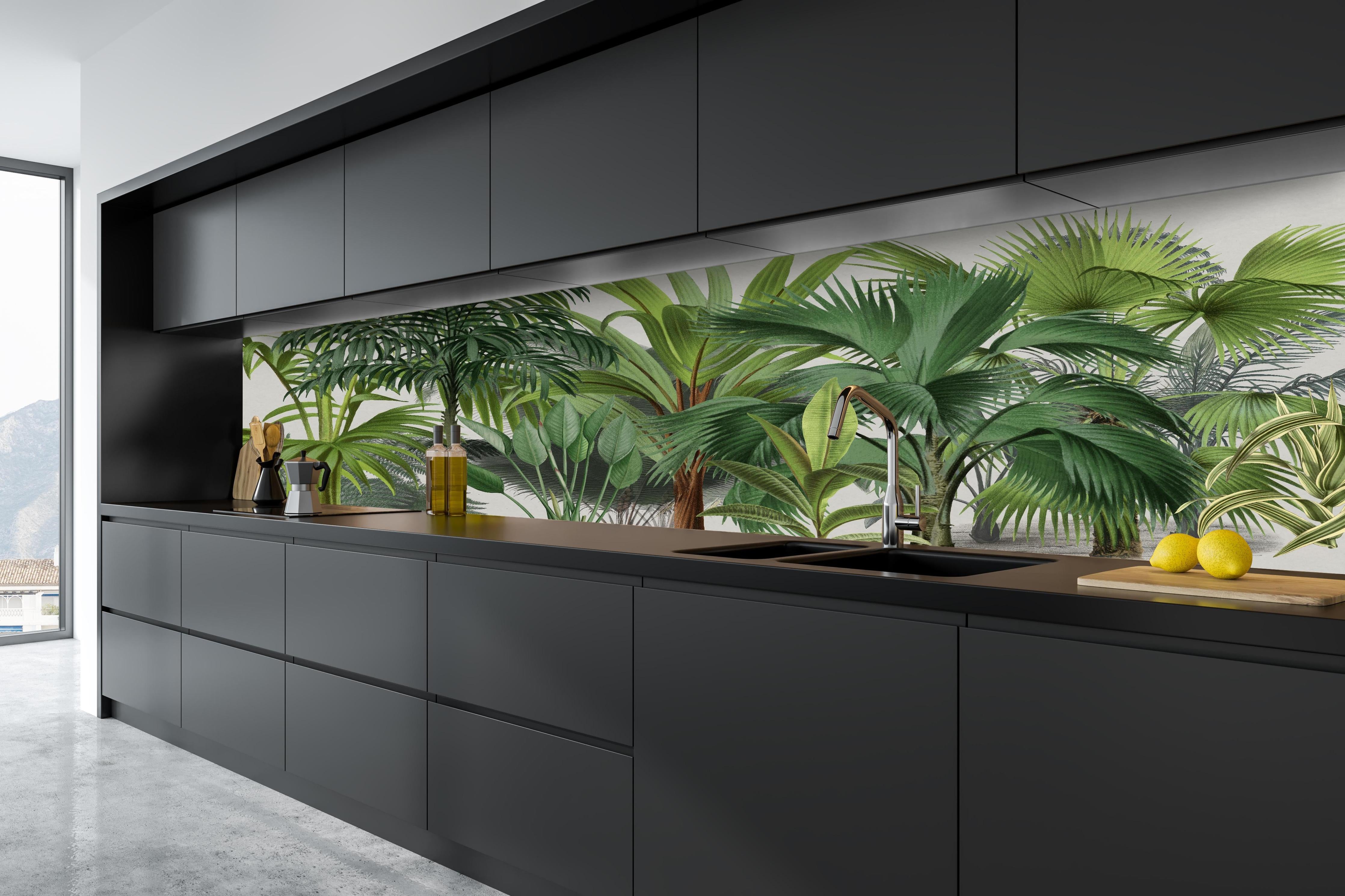 Küche - Exotische Bäume hinter weißen Hochglanz-Küchenregalen und schwarzem Wasserhahn