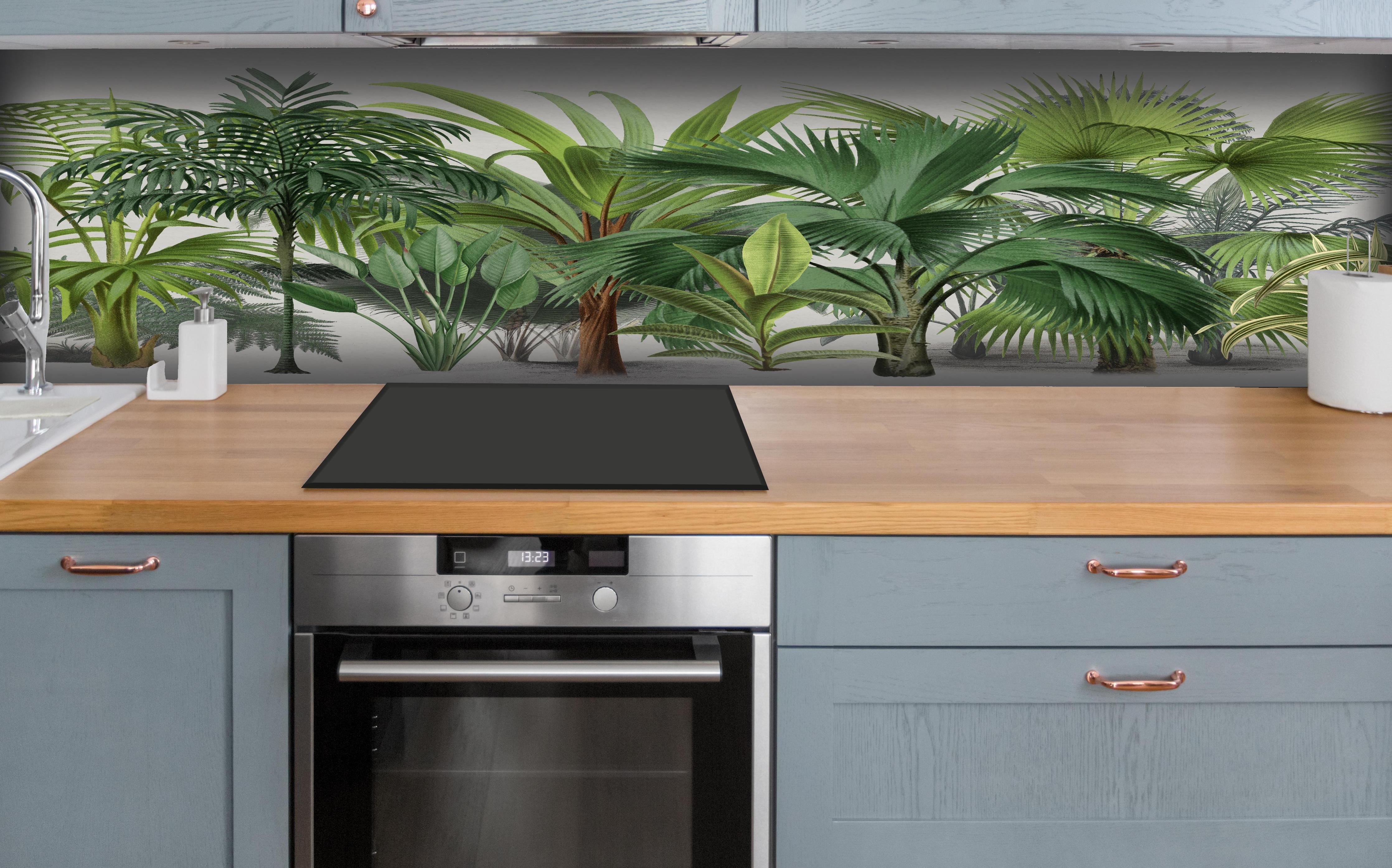 Küche - Exotische Bäume hinter weißen Hochglanz-Küchenregalen und schwarzem Wasserhahn