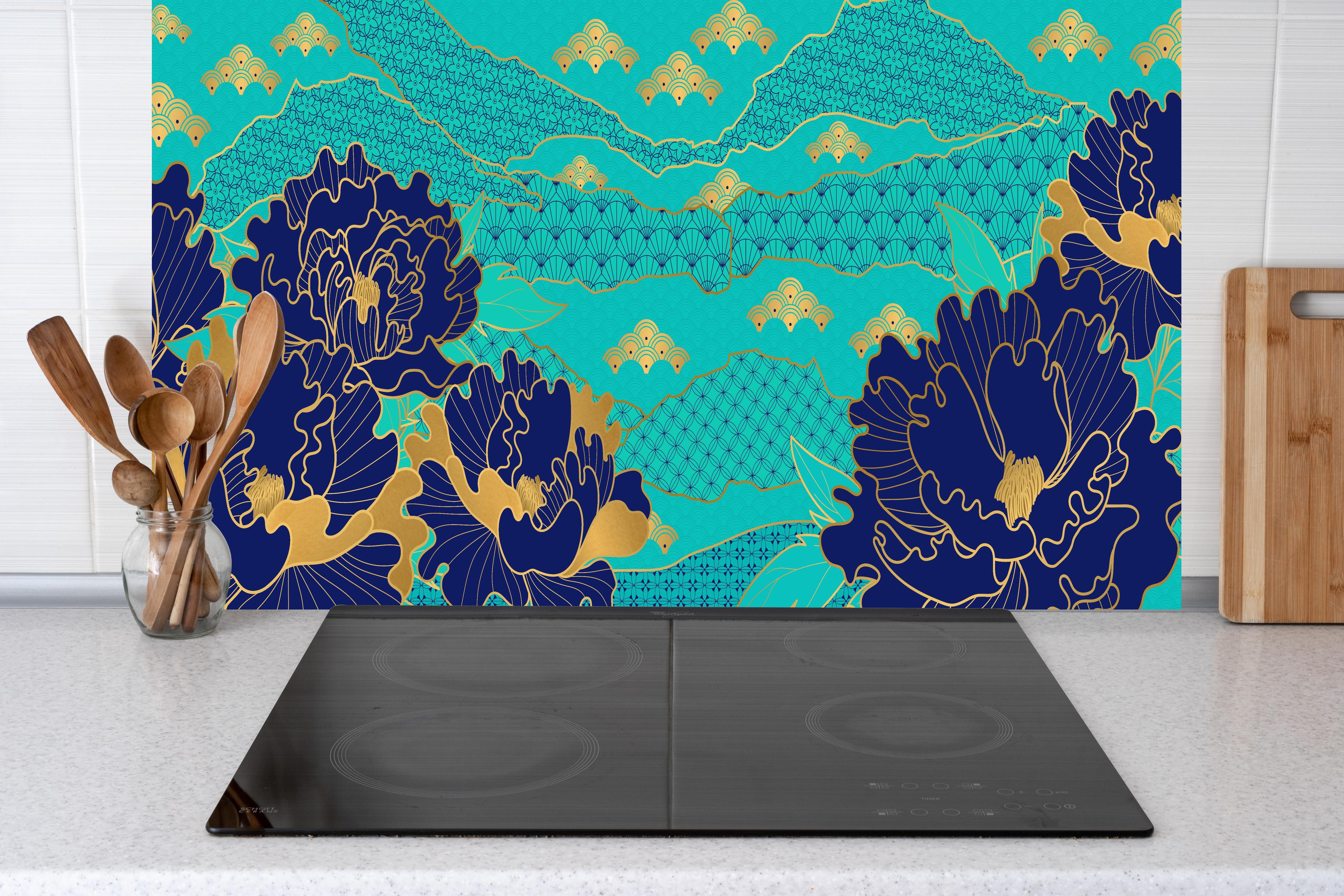 Küche - Exotische Blumenmuster in Türkis und Blau hinter weißen Hochglanz-Küchenregalen und schwarzem Wasserhahn