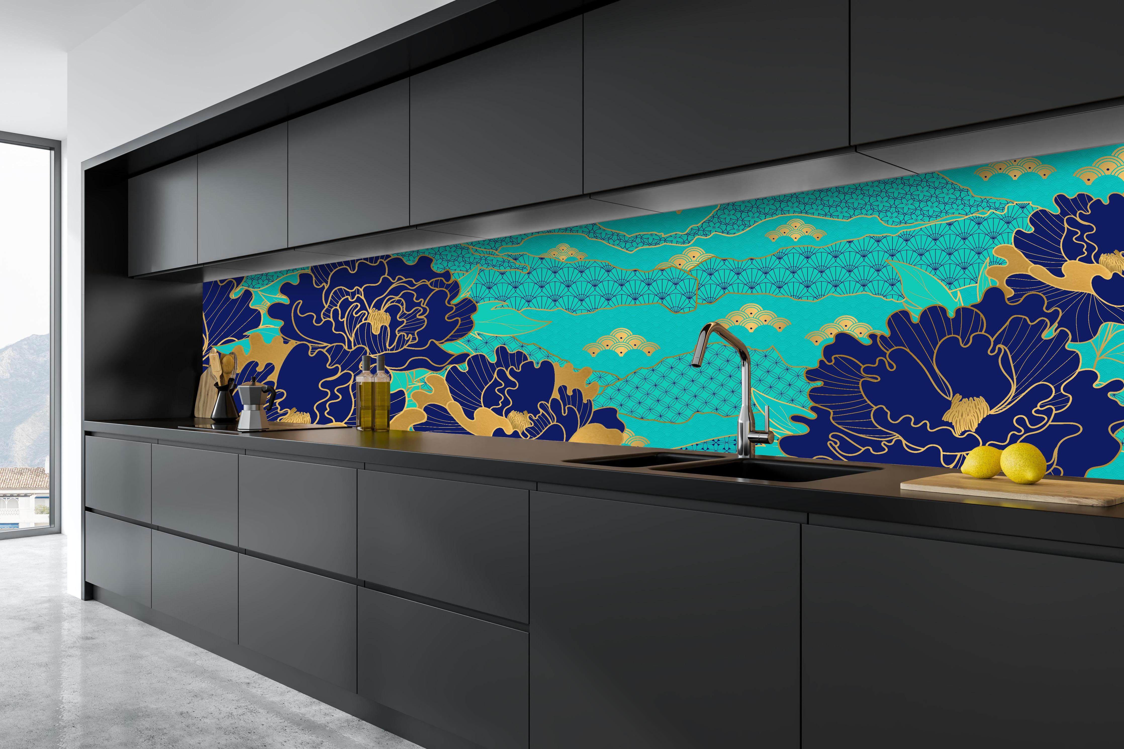 Küche - Exotische Blumenmuster in Türkis und Blau hinter weißen Hochglanz-Küchenregalen und schwarzem Wasserhahn