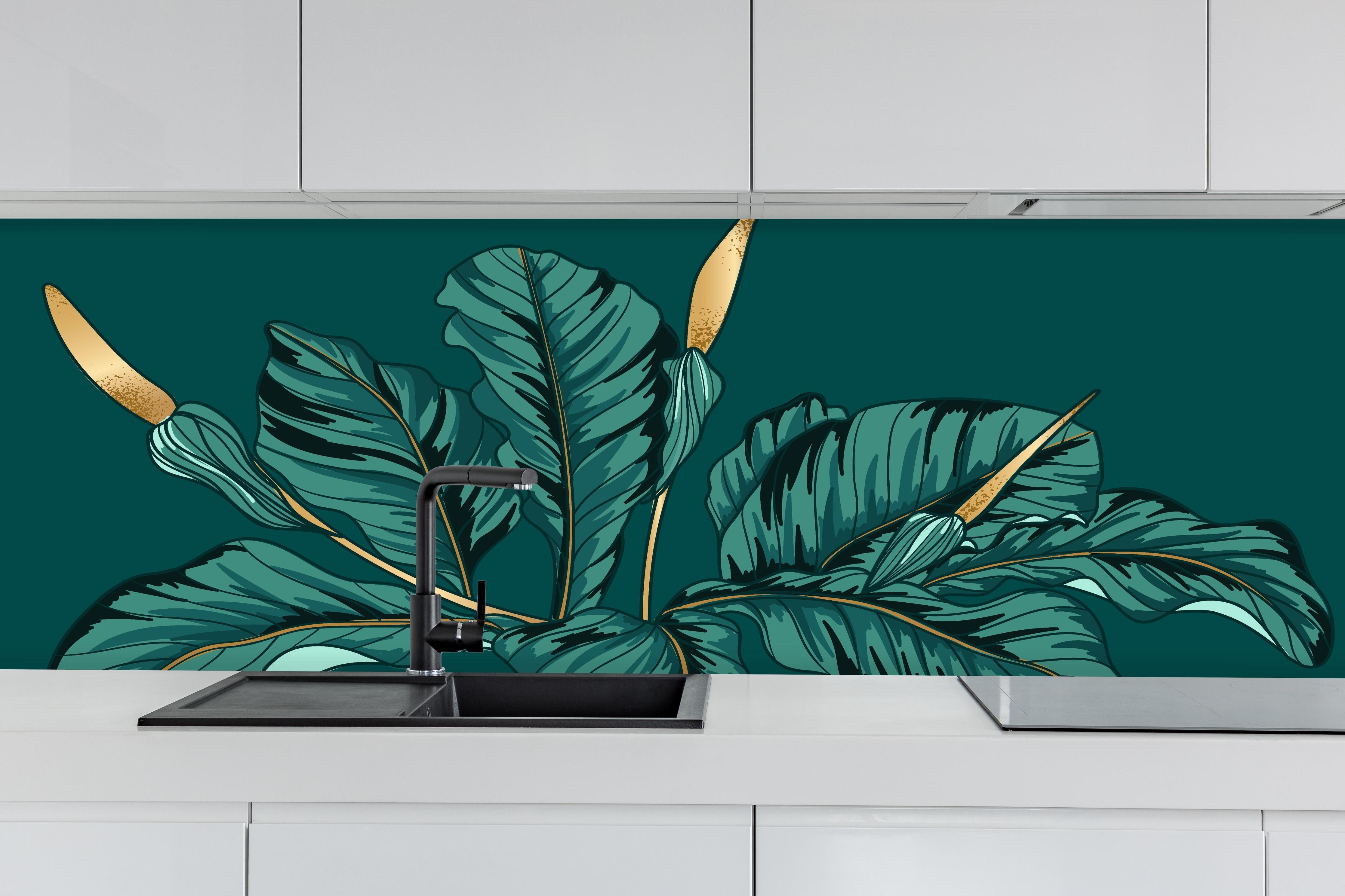 Küche - Exotische Dschungel-Blatt-Kunstillustration hinter weißen Hochglanz-Küchenregalen und schwarzem Wasserhahn