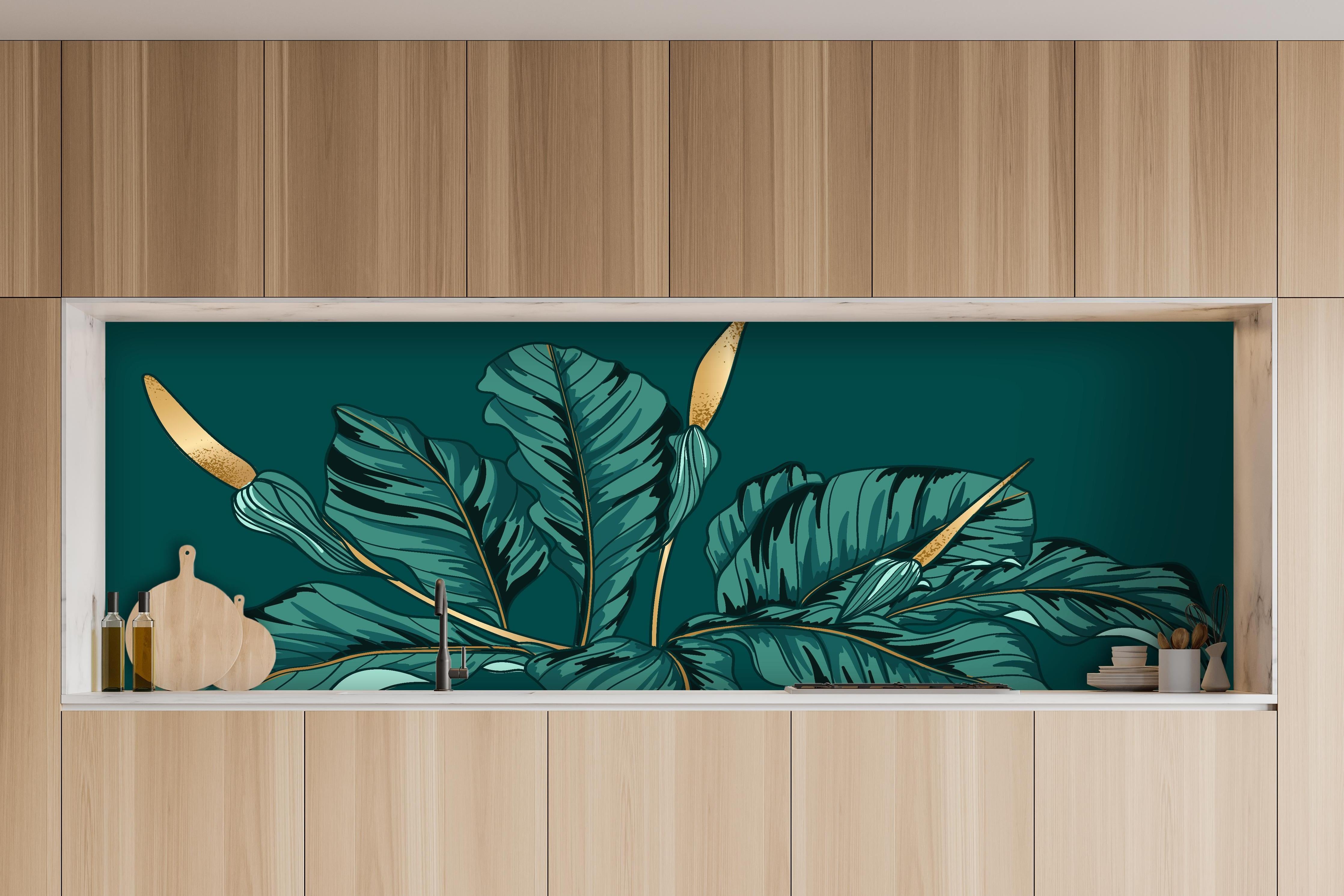 Küche - Exotische Dschungel-Blatt-Kunstillustration hinter weißen Hochglanz-Küchenregalen und schwarzem Wasserhahn