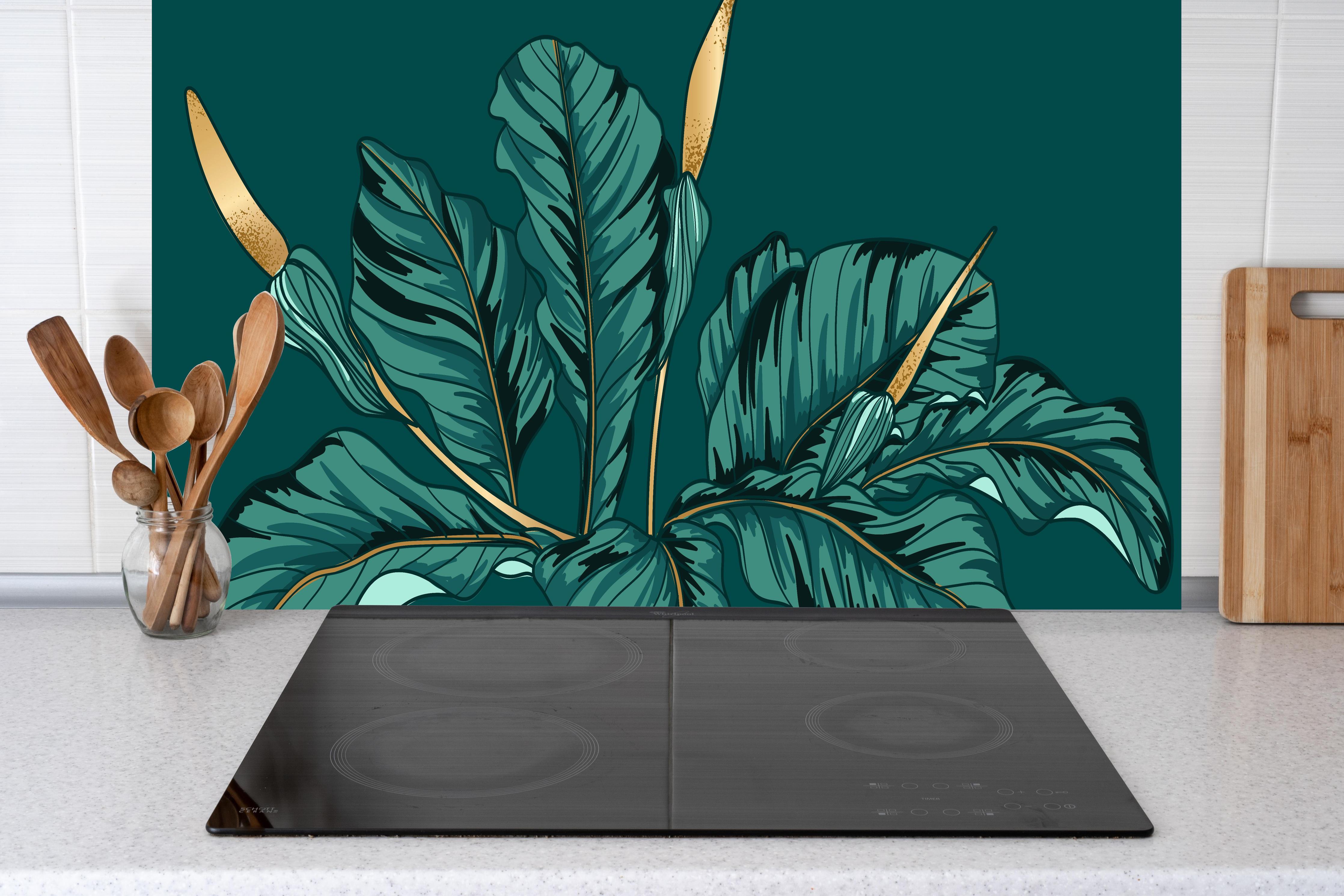 Küche - Exotische Dschungel-Blatt-Kunstillustration hinter weißen Hochglanz-Küchenregalen und schwarzem Wasserhahn