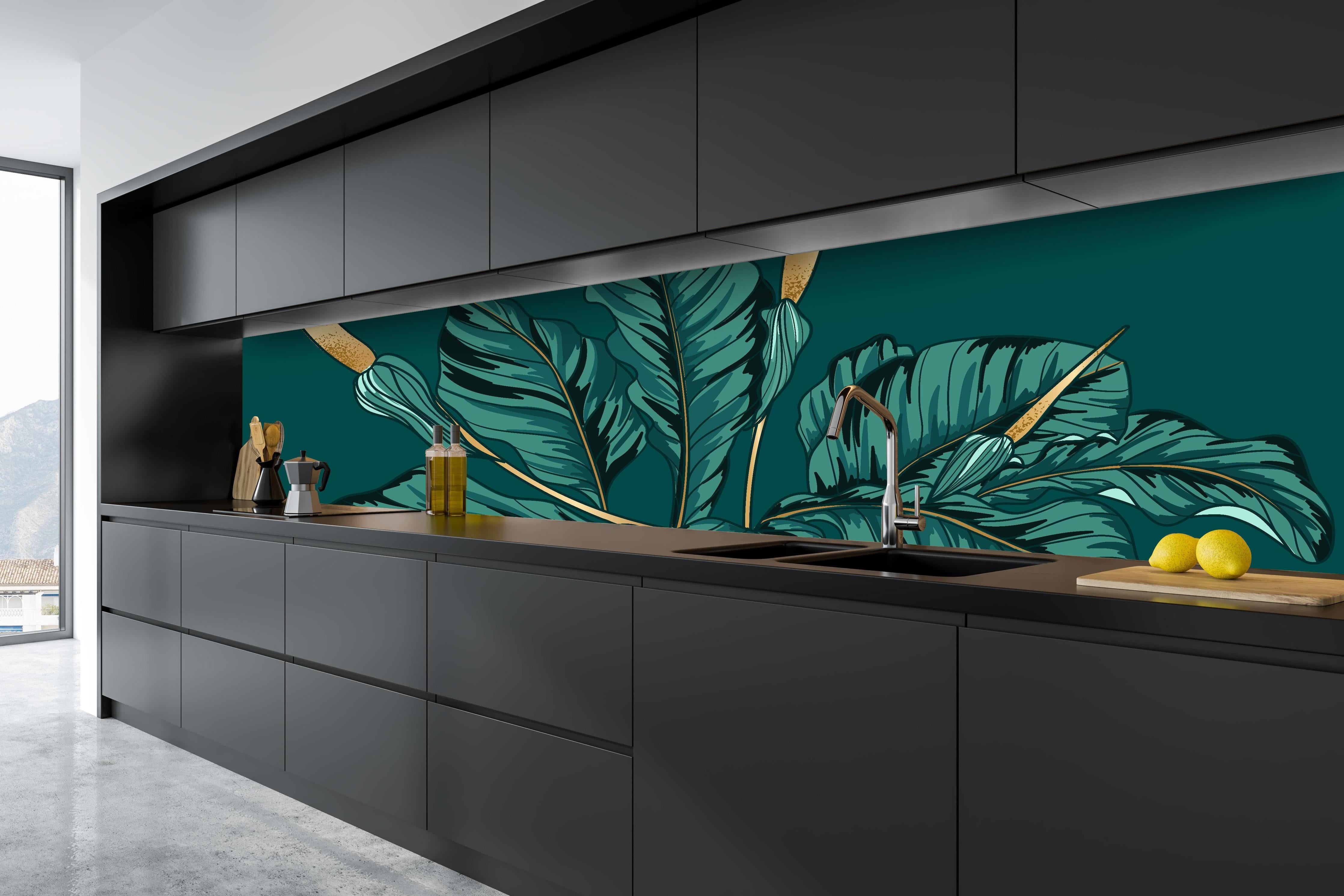 Küche - Exotische Dschungel-Blatt-Kunstillustration hinter weißen Hochglanz-Küchenregalen und schwarzem Wasserhahn