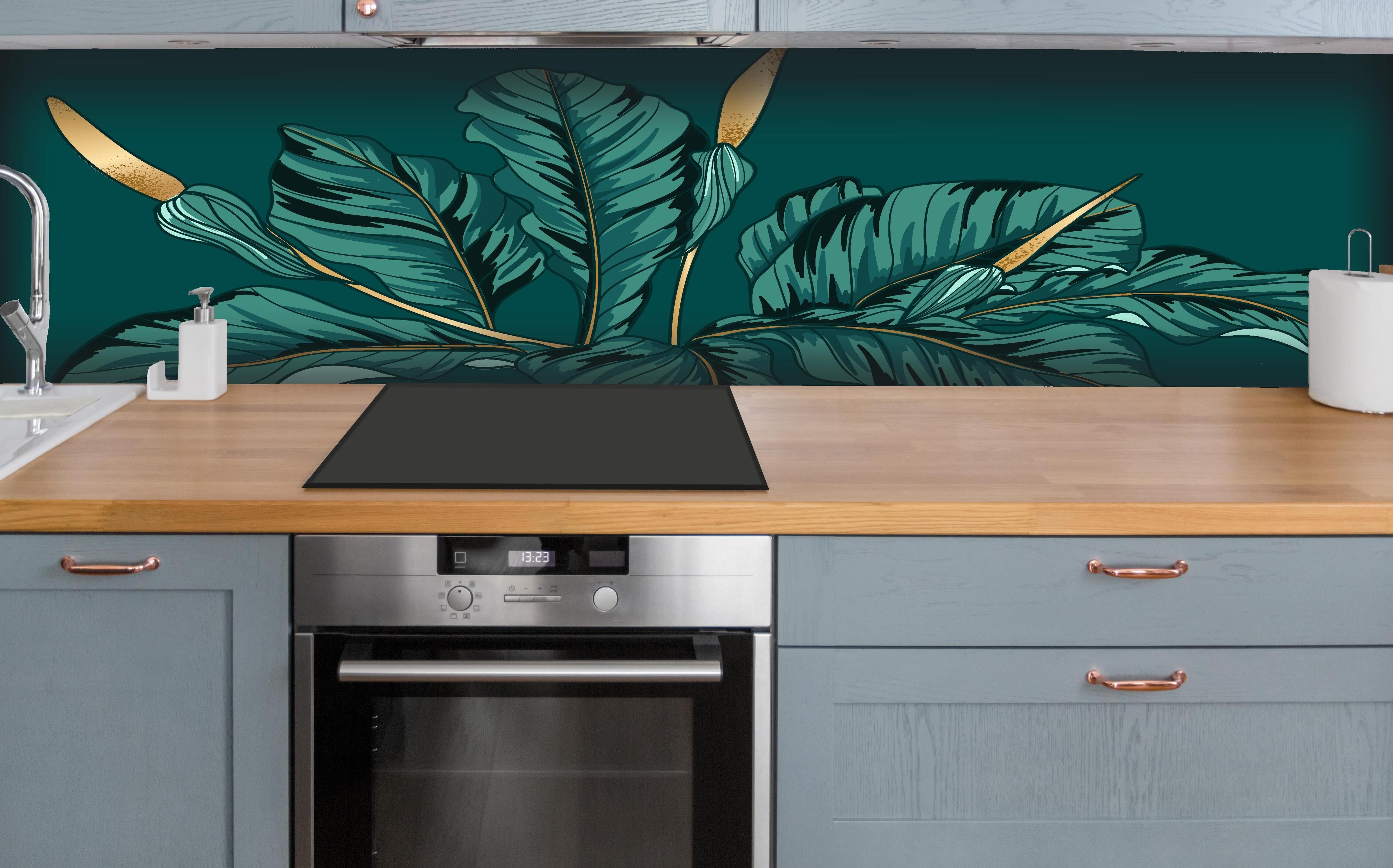 Küche - Exotische Dschungel-Blatt-Kunstillustration hinter weißen Hochglanz-Küchenregalen und schwarzem Wasserhahn