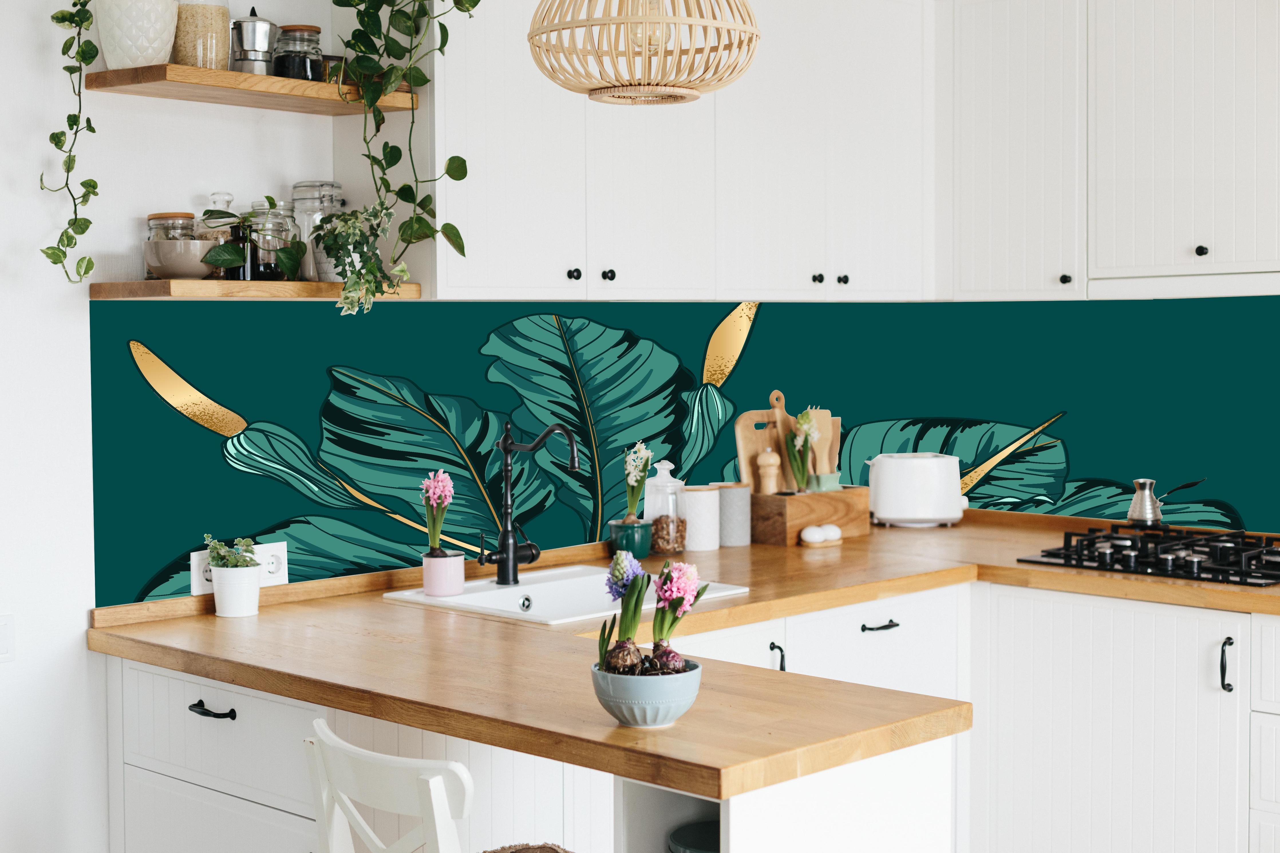 Küche - Exotische Dschungel-Blatt-Kunstillustration hinter weißen Hochglanz-Küchenregalen und schwarzem Wasserhahn