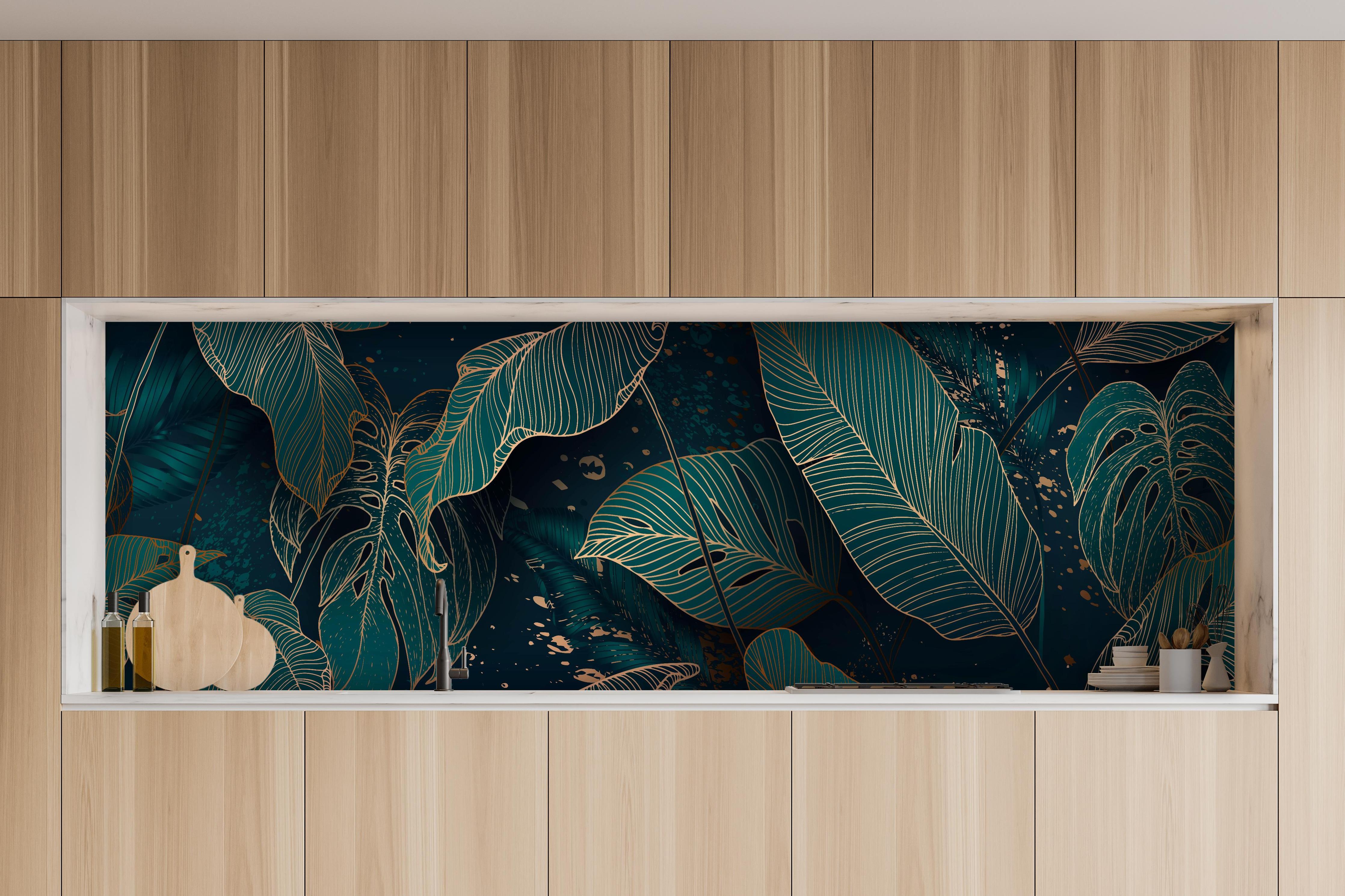 Küche - Exotische Dunkelgrüne Blätter mit Gold hinter weißen Hochglanz-Küchenregalen und schwarzem Wasserhahn