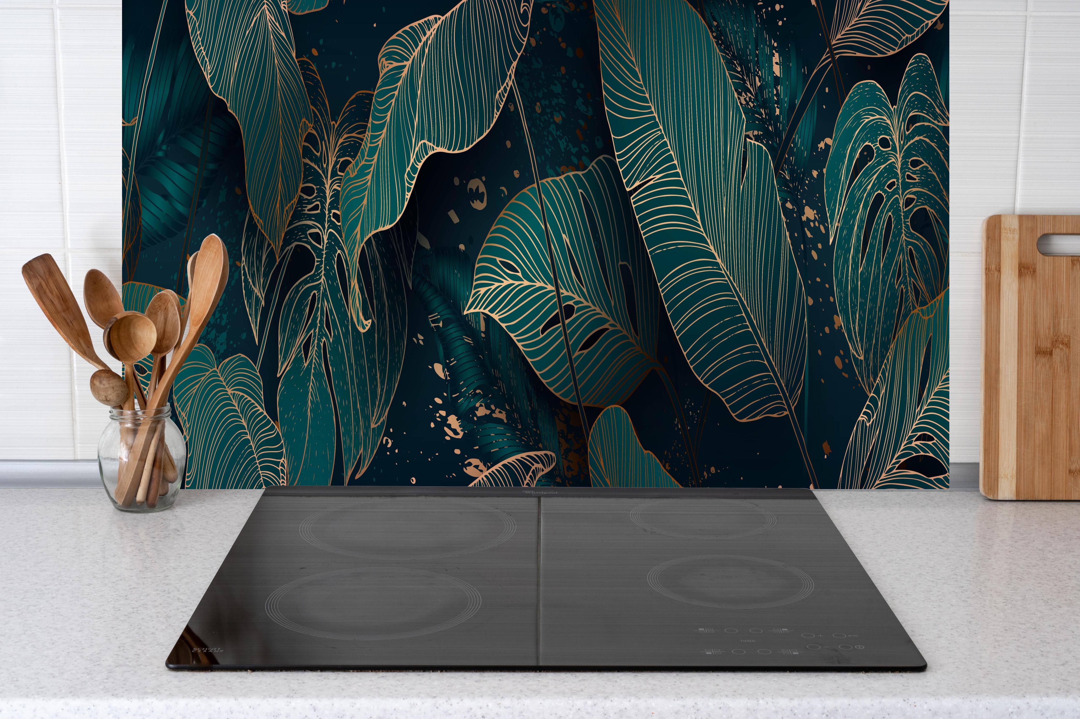 Küche - Exotische Dunkelgrüne Blätter mit Gold hinter weißen Hochglanz-Küchenregalen und schwarzem Wasserhahn