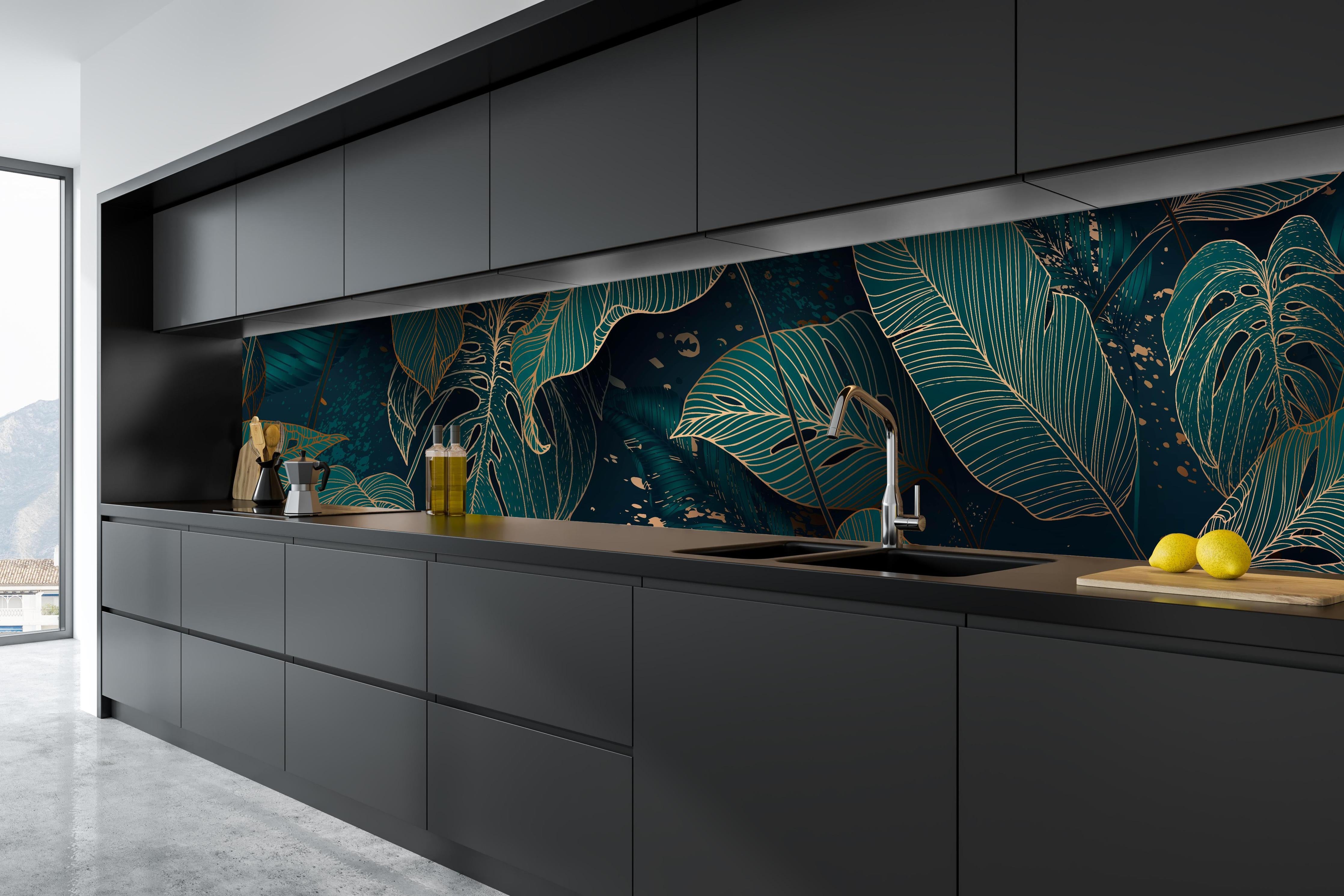 Küche - Exotische Dunkelgrüne Blätter mit Gold hinter weißen Hochglanz-Küchenregalen und schwarzem Wasserhahn