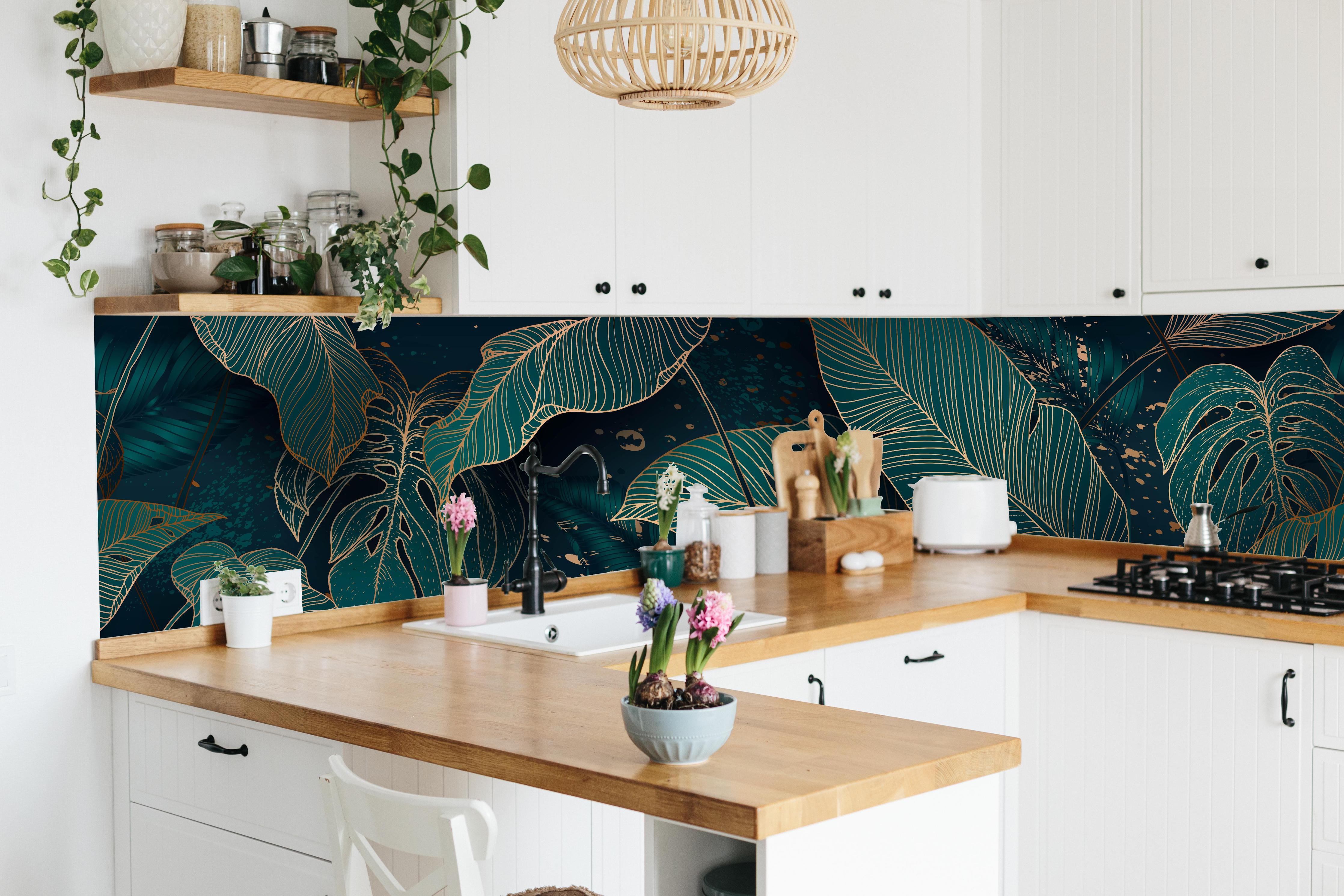 Küche - Exotische Dunkelgrüne Blätter mit Gold hinter weißen Hochglanz-Küchenregalen und schwarzem Wasserhahn