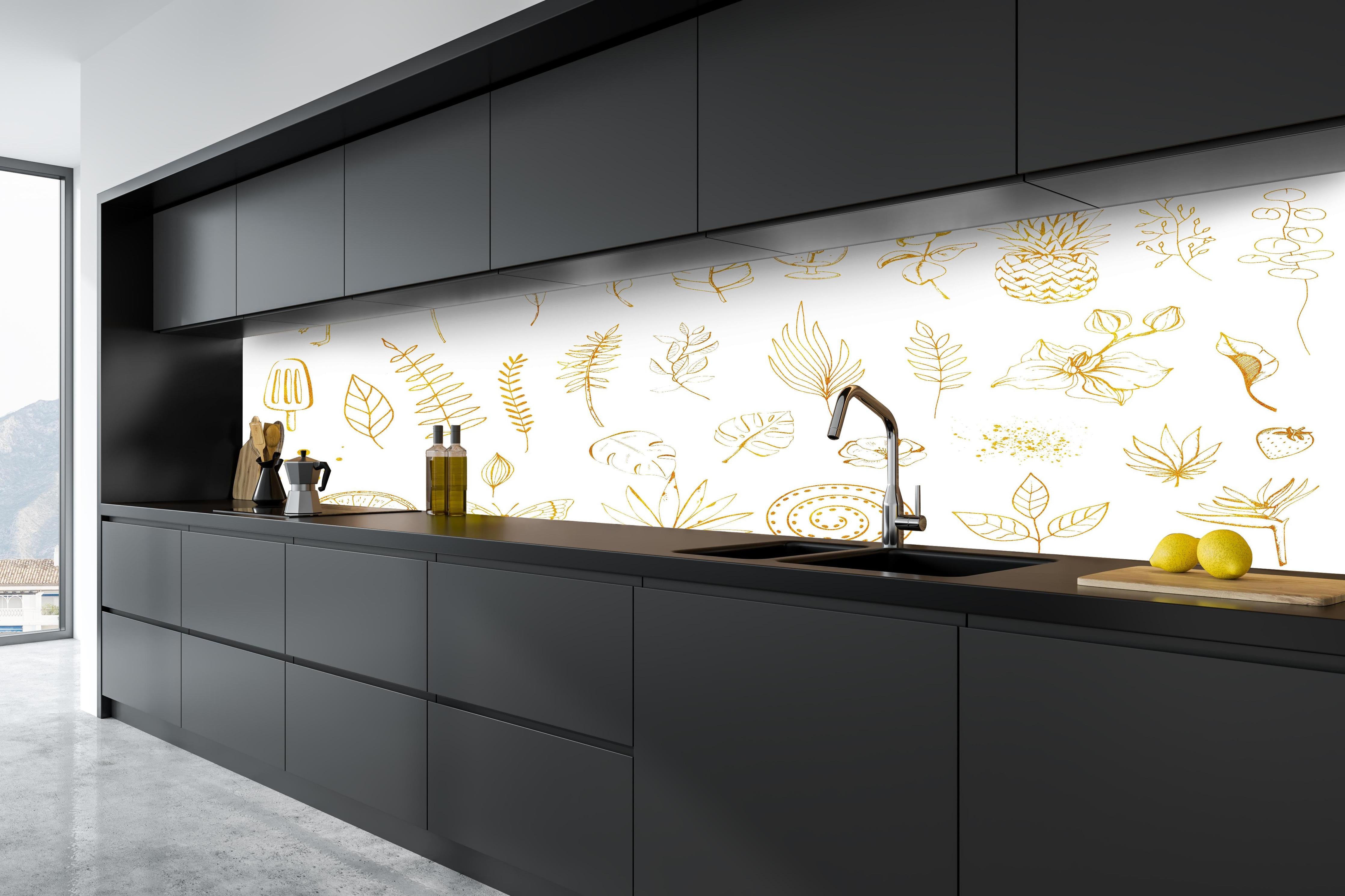 Küche - Exotische Motive - Zeichenmalerei hinter weißen Hochglanz-Küchenregalen und schwarzem Wasserhahn