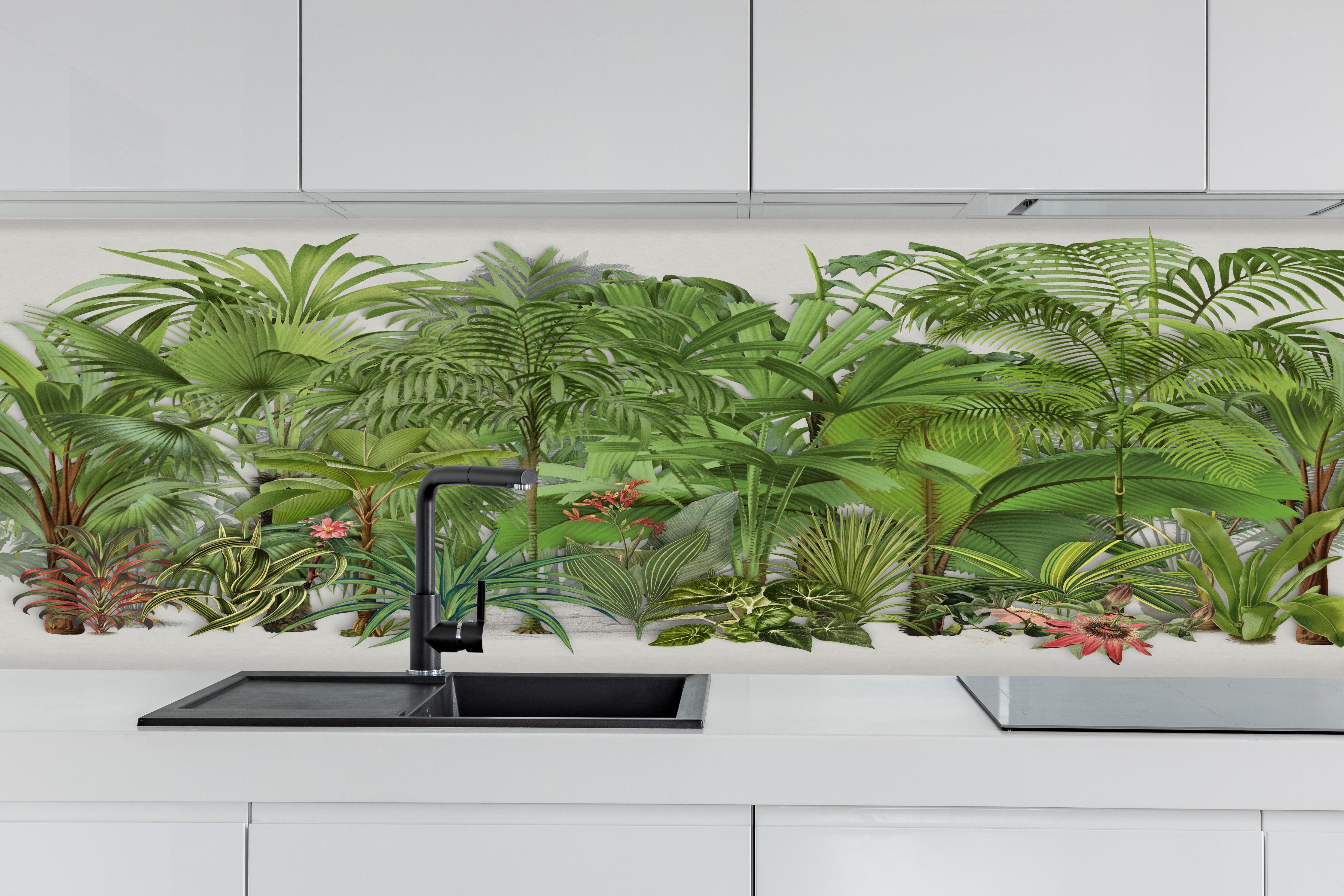 Küche - Exotische Pflanzen hinter weißen Hochglanz-Küchenregalen und schwarzem Wasserhahn