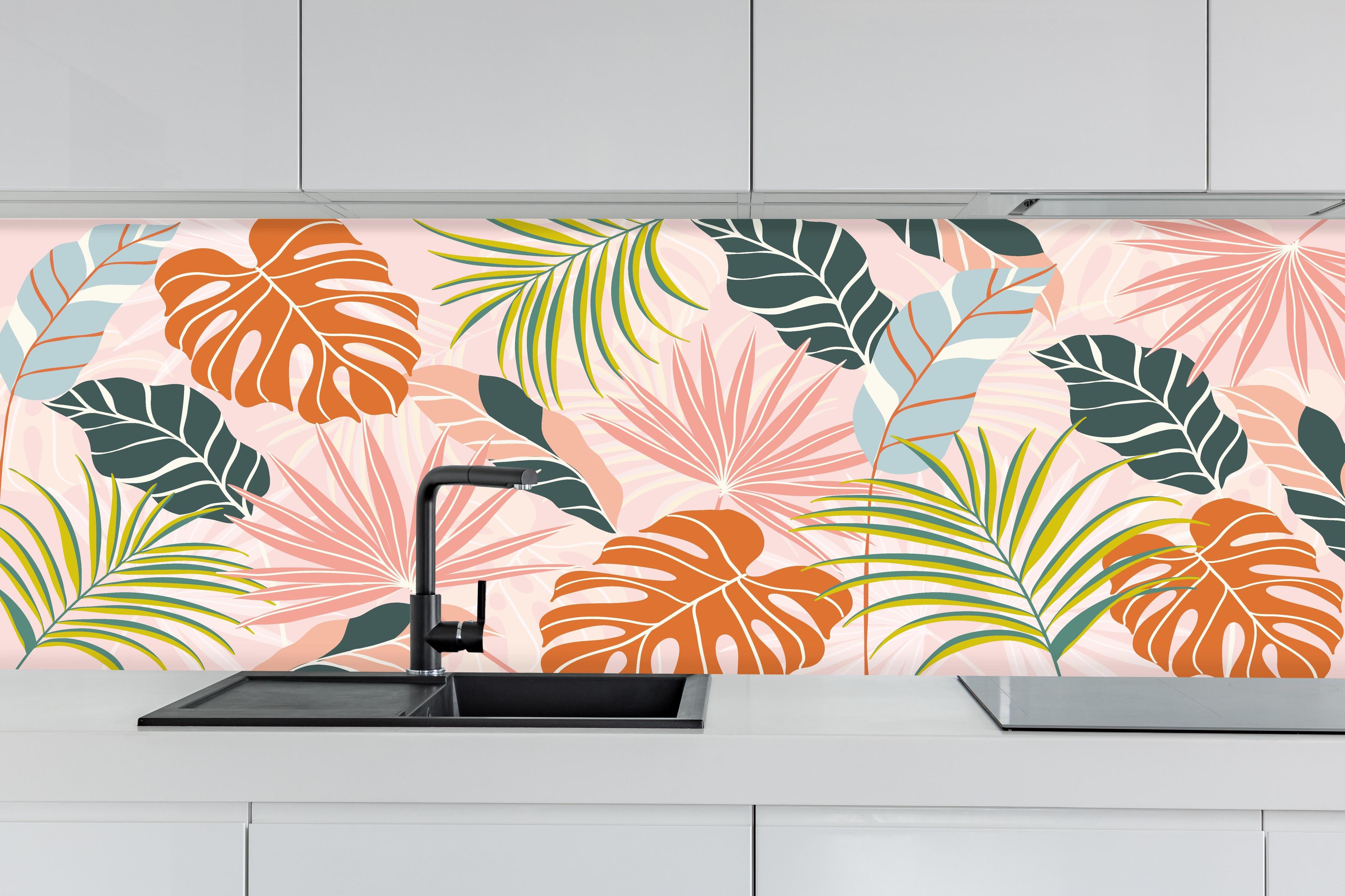 Küche - Exotische Pflanzenmuster Pastellfarben Tapete hinter weißen Hochglanz-Küchenregalen und schwarzem Wasserhahn