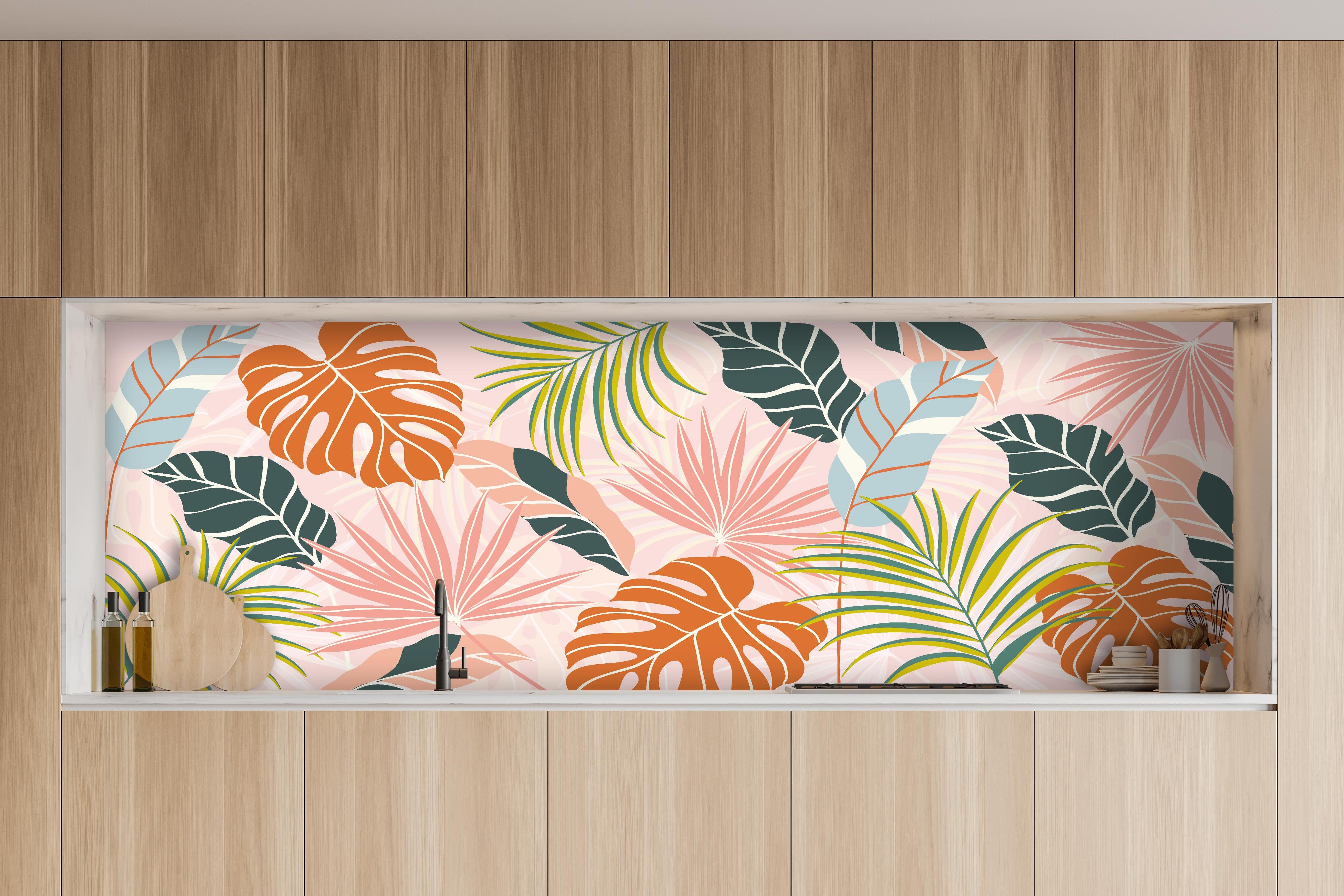 Küche - Exotische Pflanzenmuster Pastellfarben Tapete hinter weißen Hochglanz-Küchenregalen und schwarzem Wasserhahn