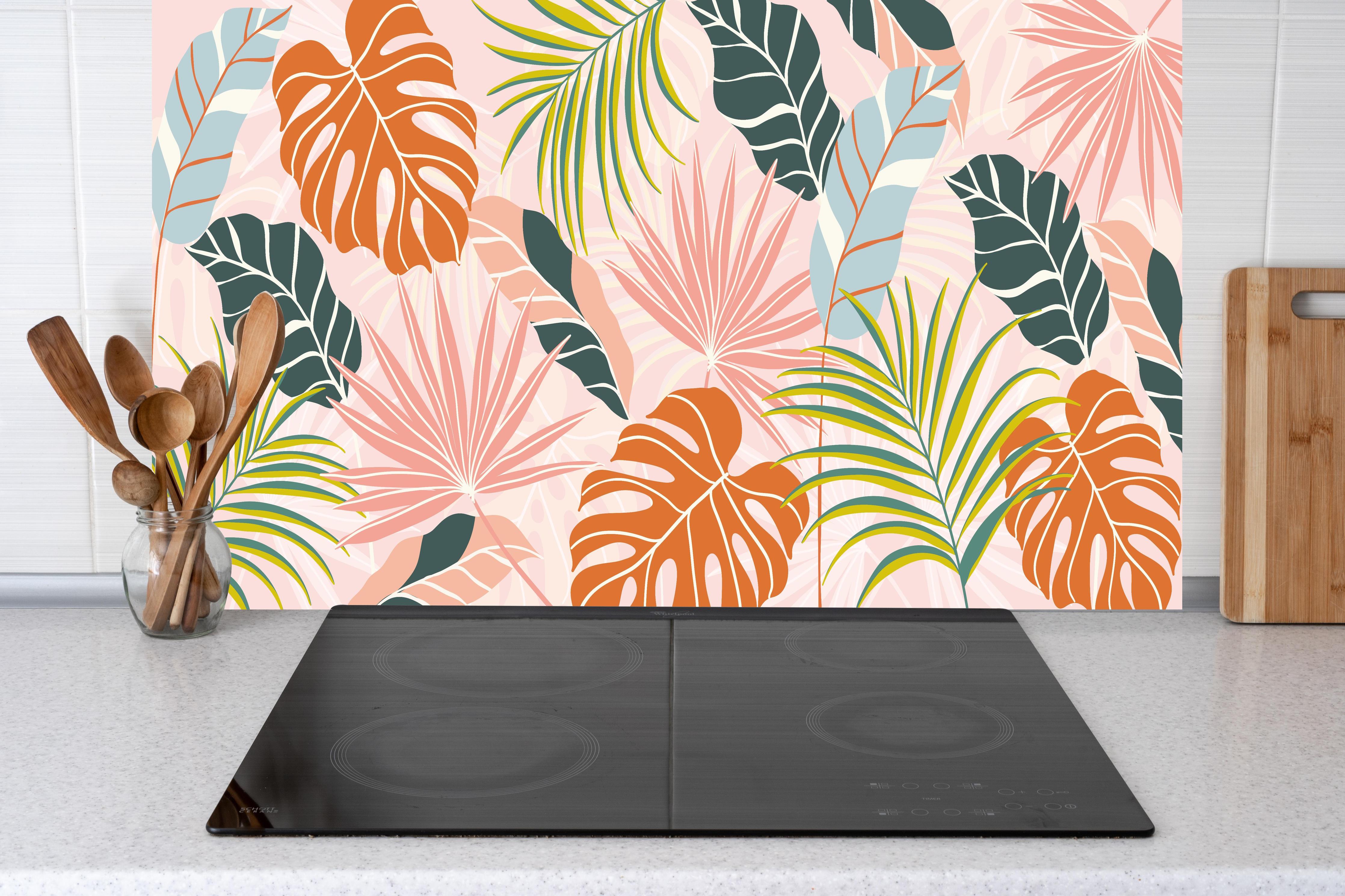 Küche - Exotische Pflanzenmuster Pastellfarben Tapete hinter weißen Hochglanz-Küchenregalen und schwarzem Wasserhahn