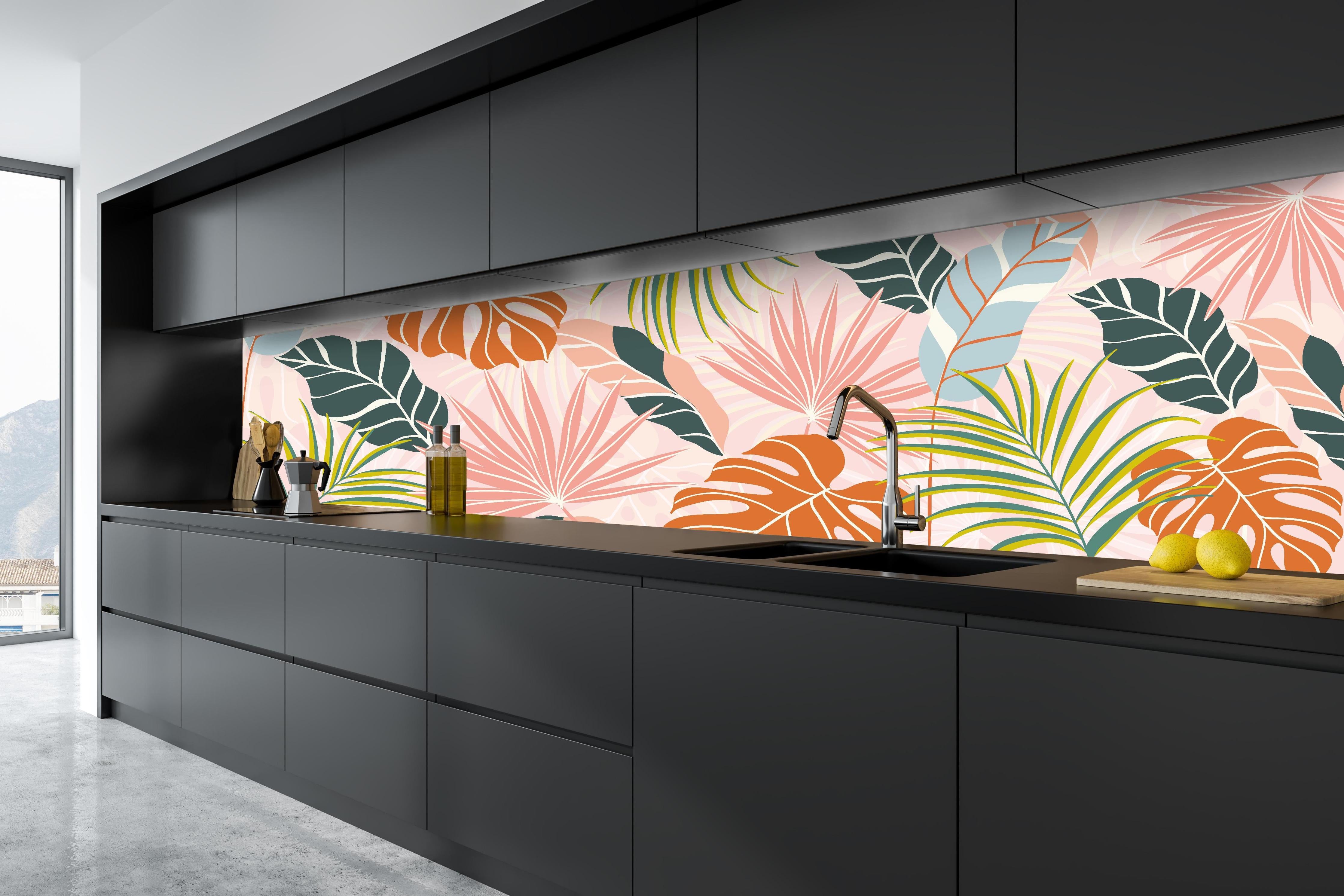 Küche - Exotische Pflanzenmuster Pastellfarben Tapete hinter weißen Hochglanz-Küchenregalen und schwarzem Wasserhahn