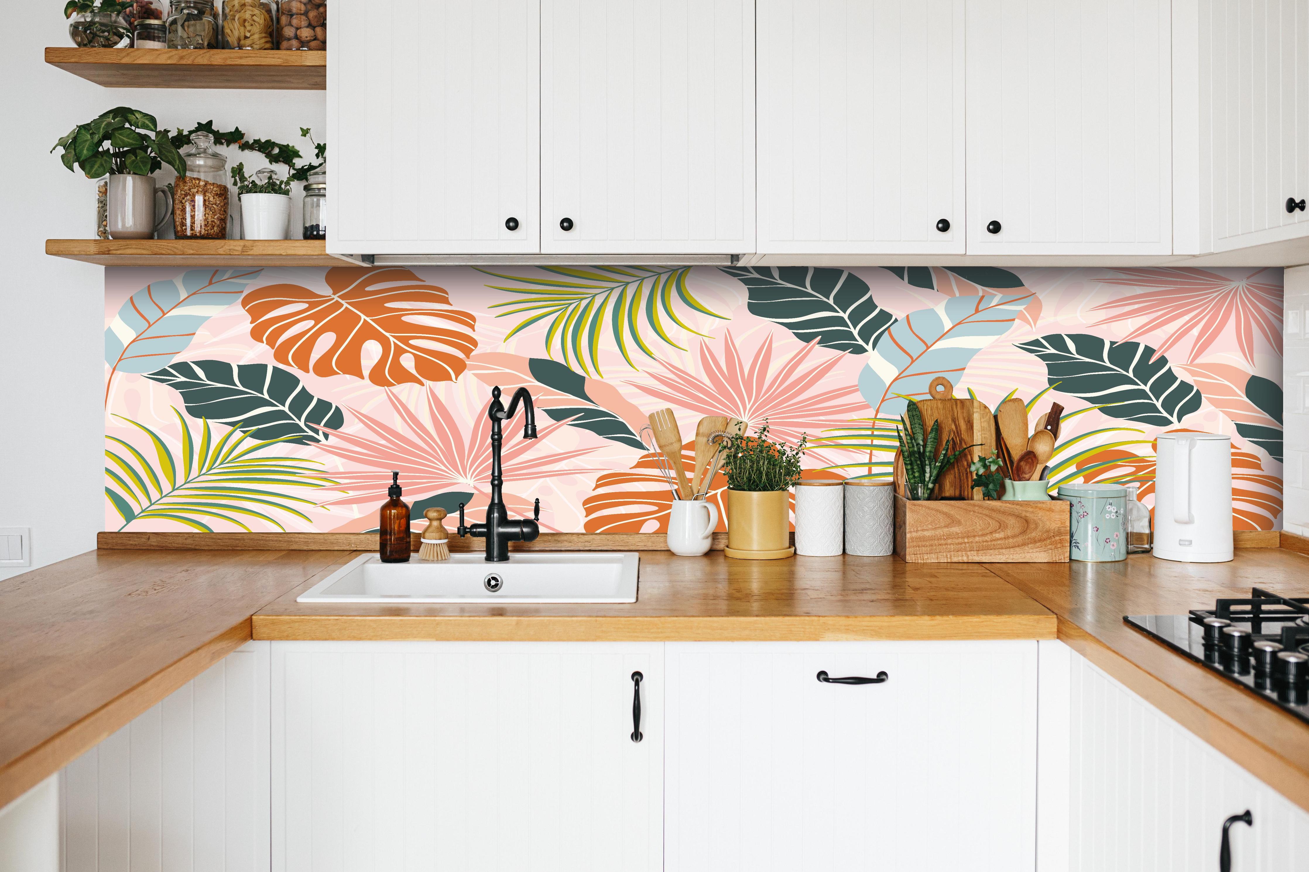 Küche - Exotische Pflanzenmuster Pastellfarben Tapete hinter weißen Hochglanz-Küchenregalen und schwarzem Wasserhahn