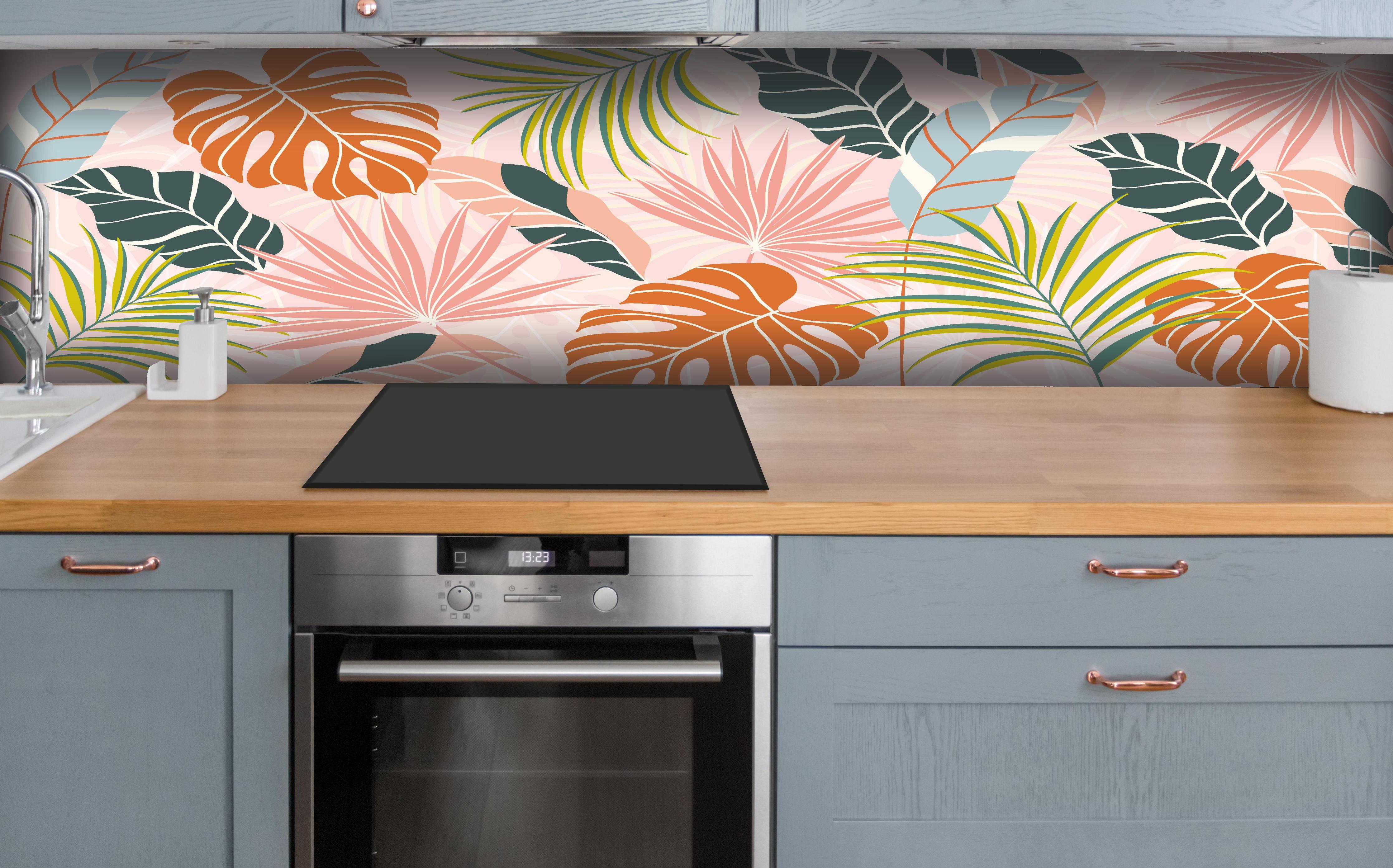 Küche - Exotische Pflanzenmuster Pastellfarben Tapete hinter weißen Hochglanz-Küchenregalen und schwarzem Wasserhahn