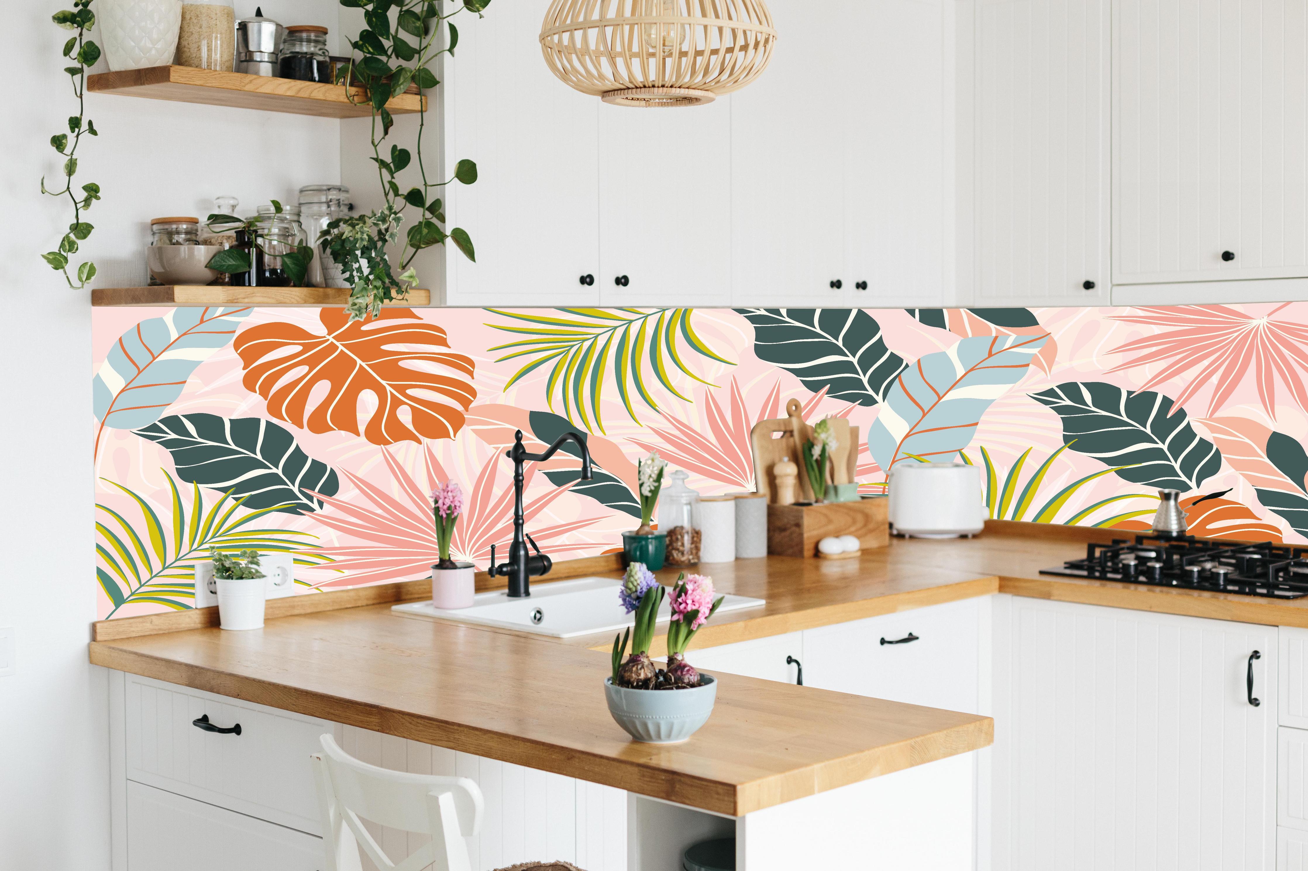 Küche - Exotische Pflanzenmuster Pastellfarben Tapete hinter weißen Hochglanz-Küchenregalen und schwarzem Wasserhahn
