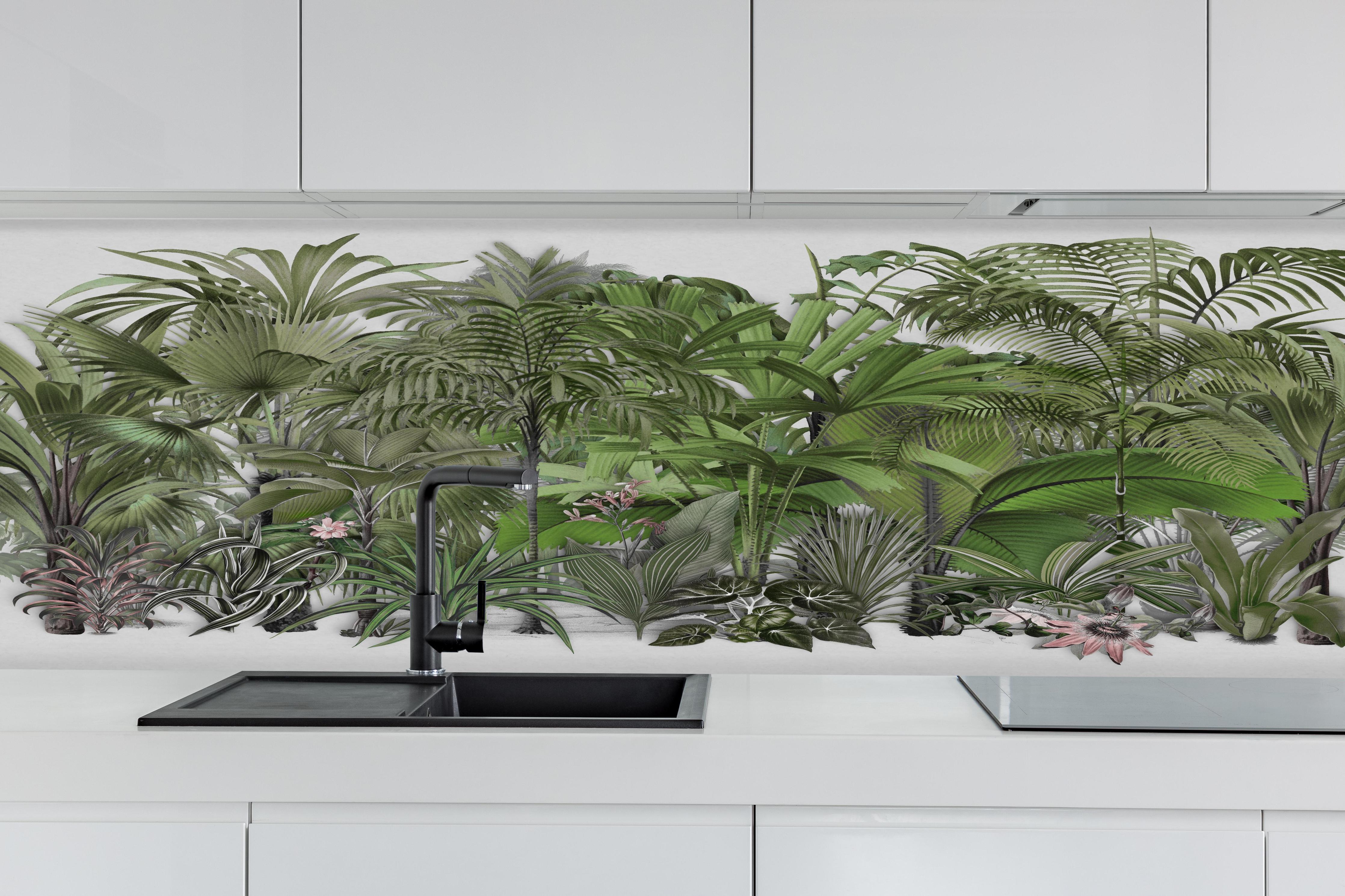 Küche - Exotische Sträuche hinter weißen Hochglanz-Küchenregalen und schwarzem Wasserhahn