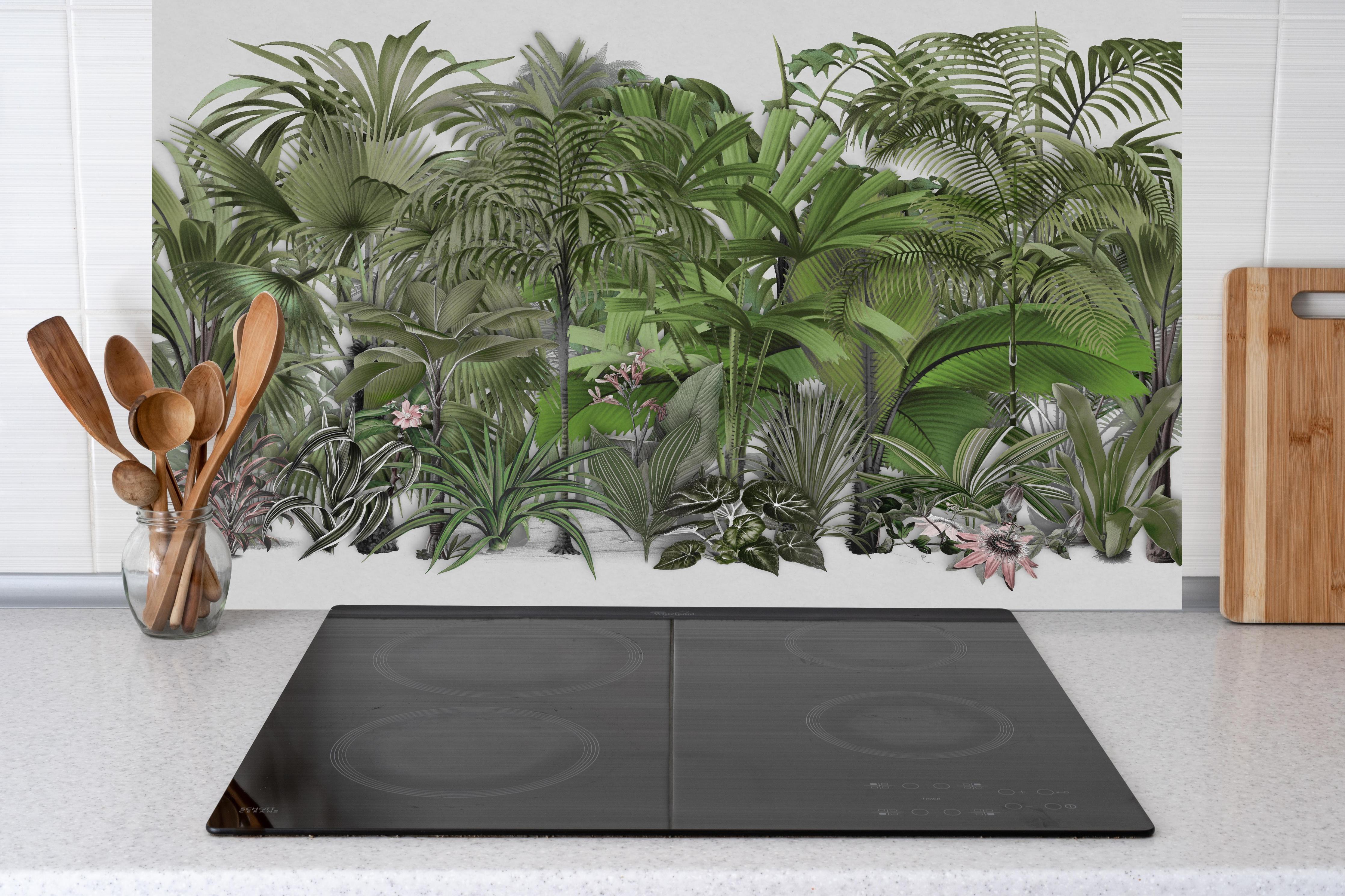 Küche - Exotische Sträuche hinter weißen Hochglanz-Küchenregalen und schwarzem Wasserhahn