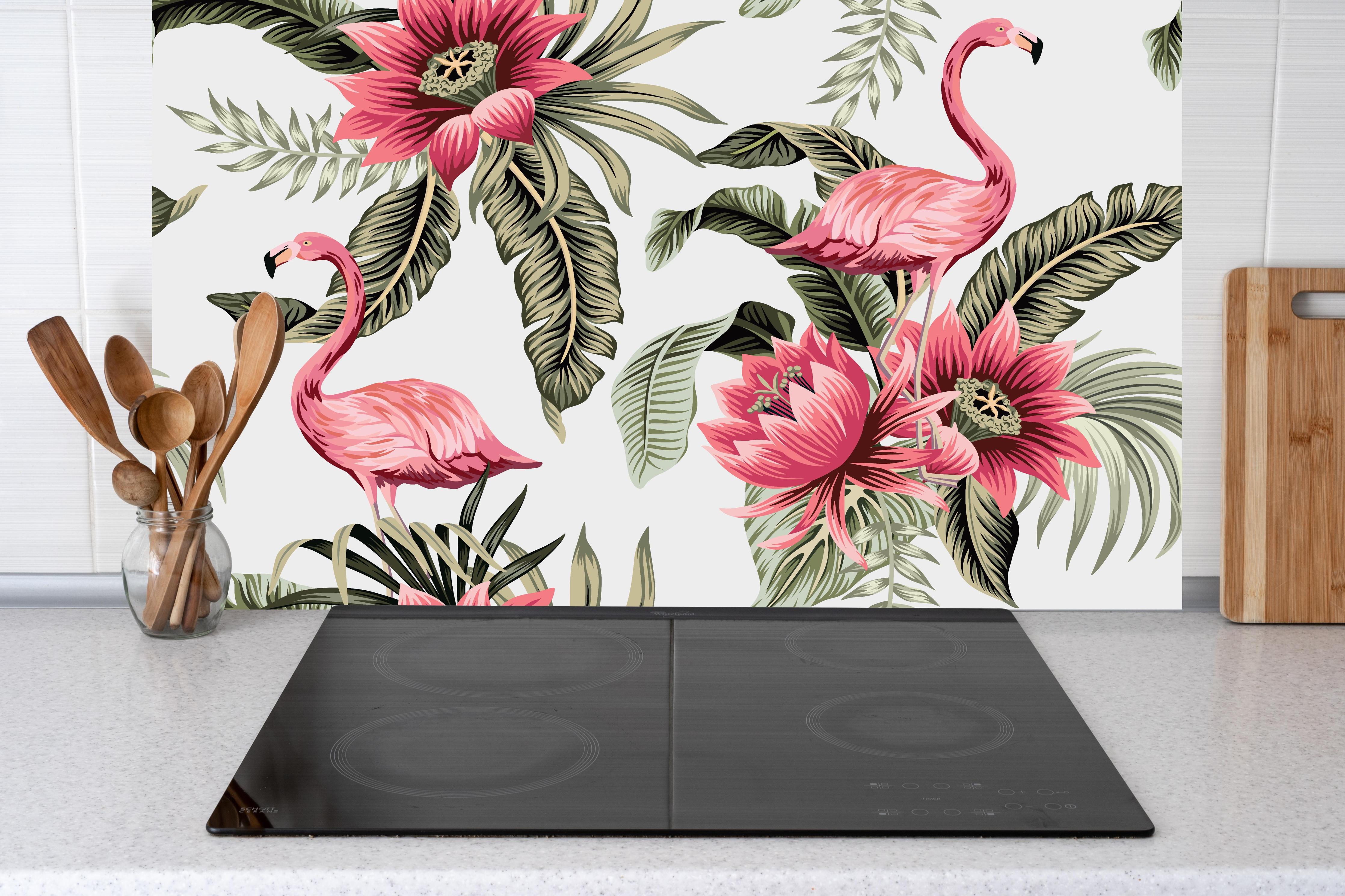 Küche - Exotischer Flamingo und Blumen Musterdruck hinter weißen Hochglanz-Küchenregalen und schwarzem Wasserhahn