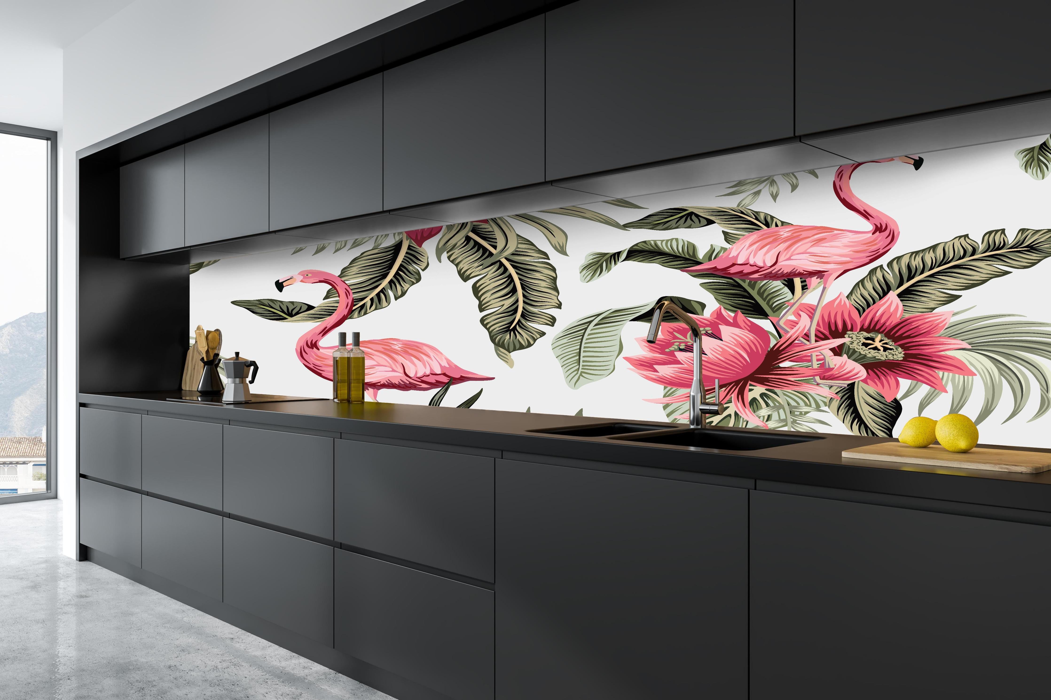 Küche - Exotischer Flamingo und Blumen Musterdruck hinter weißen Hochglanz-Küchenregalen und schwarzem Wasserhahn