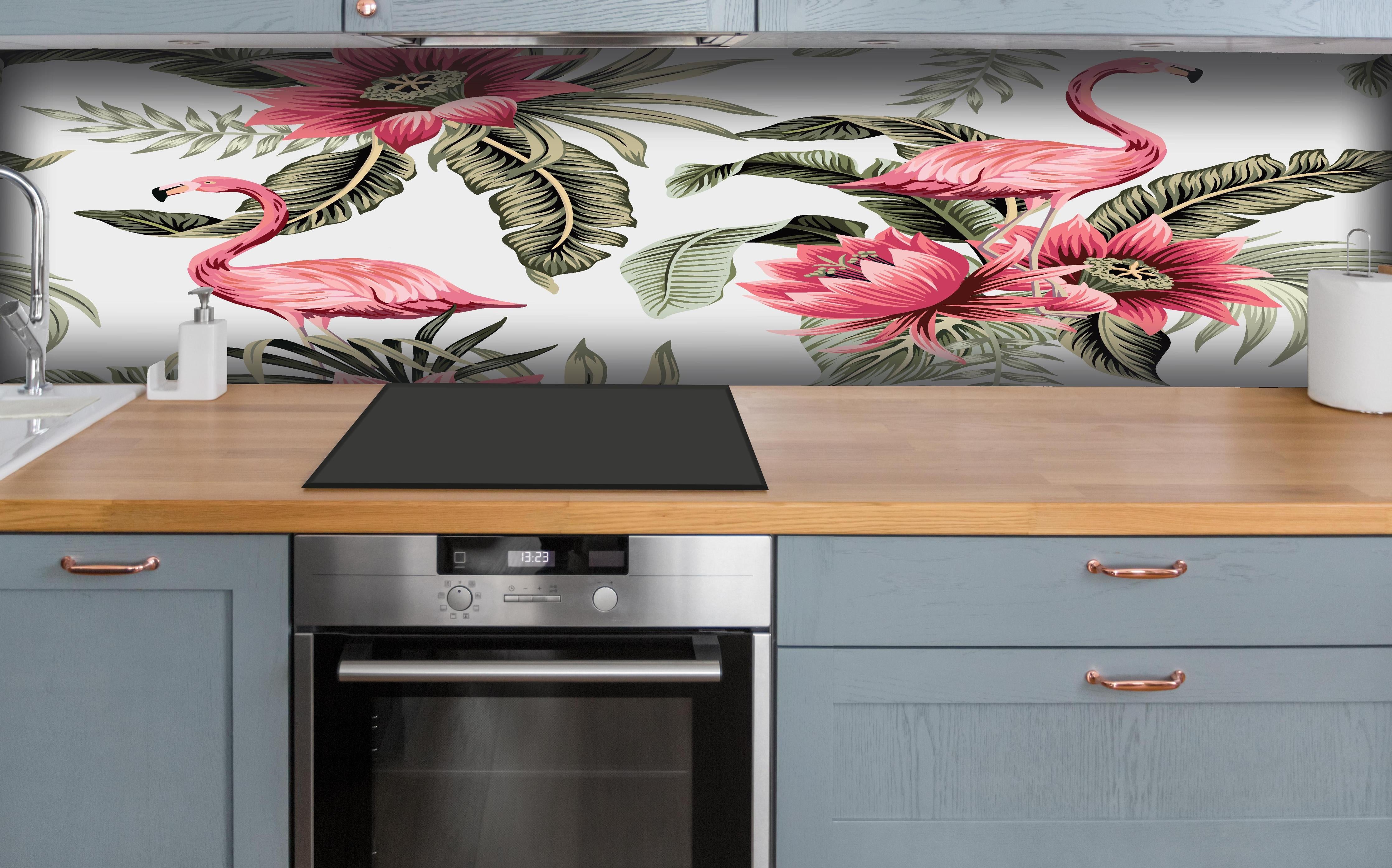 Küche - Exotischer Flamingo und Blumen Musterdruck hinter weißen Hochglanz-Küchenregalen und schwarzem Wasserhahn
