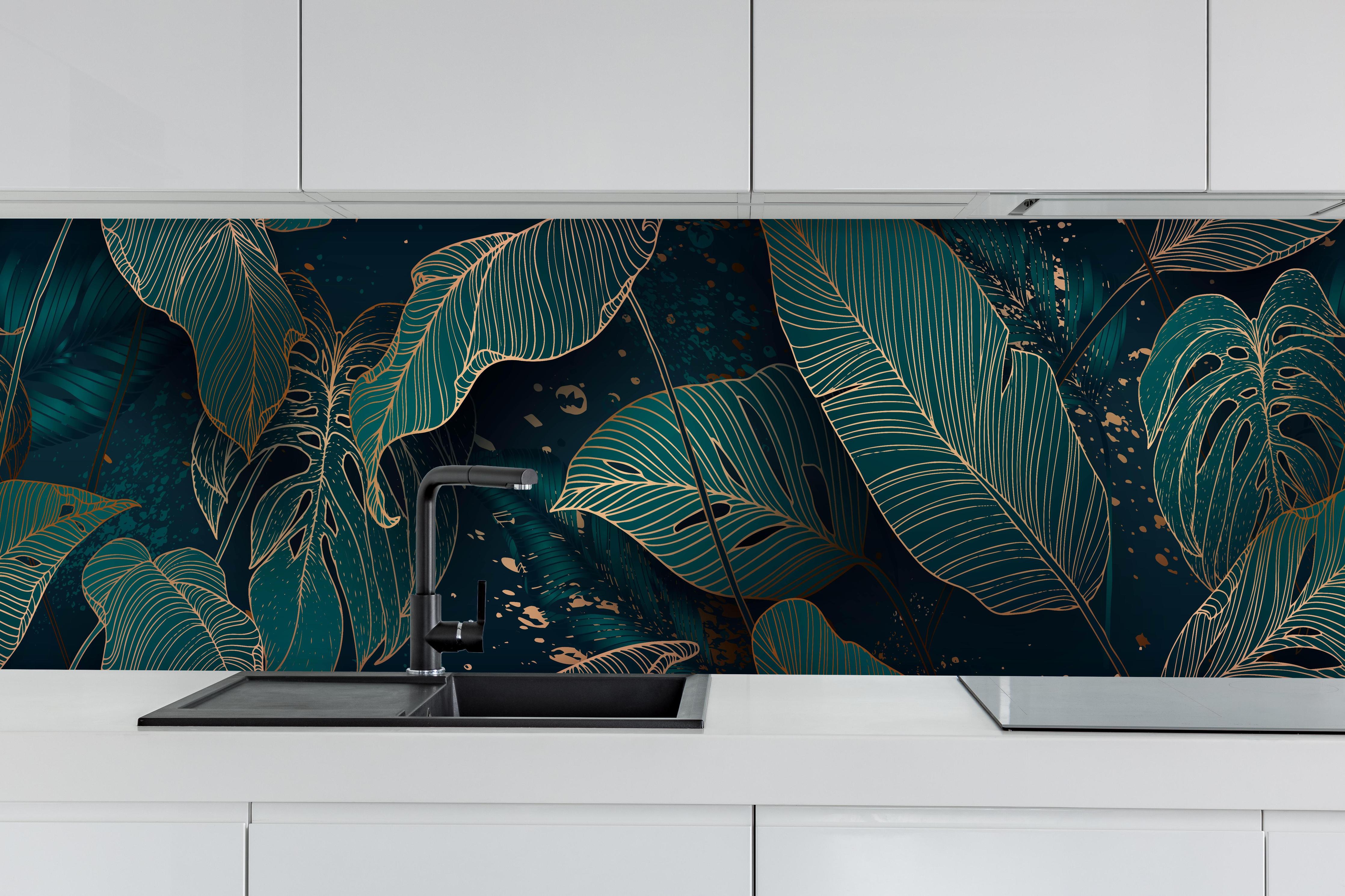 Küche - Exotisches Blattwerk Design in Dunkelgrün hinter weißen Hochglanz-Küchenregalen und schwarzem Wasserhahn