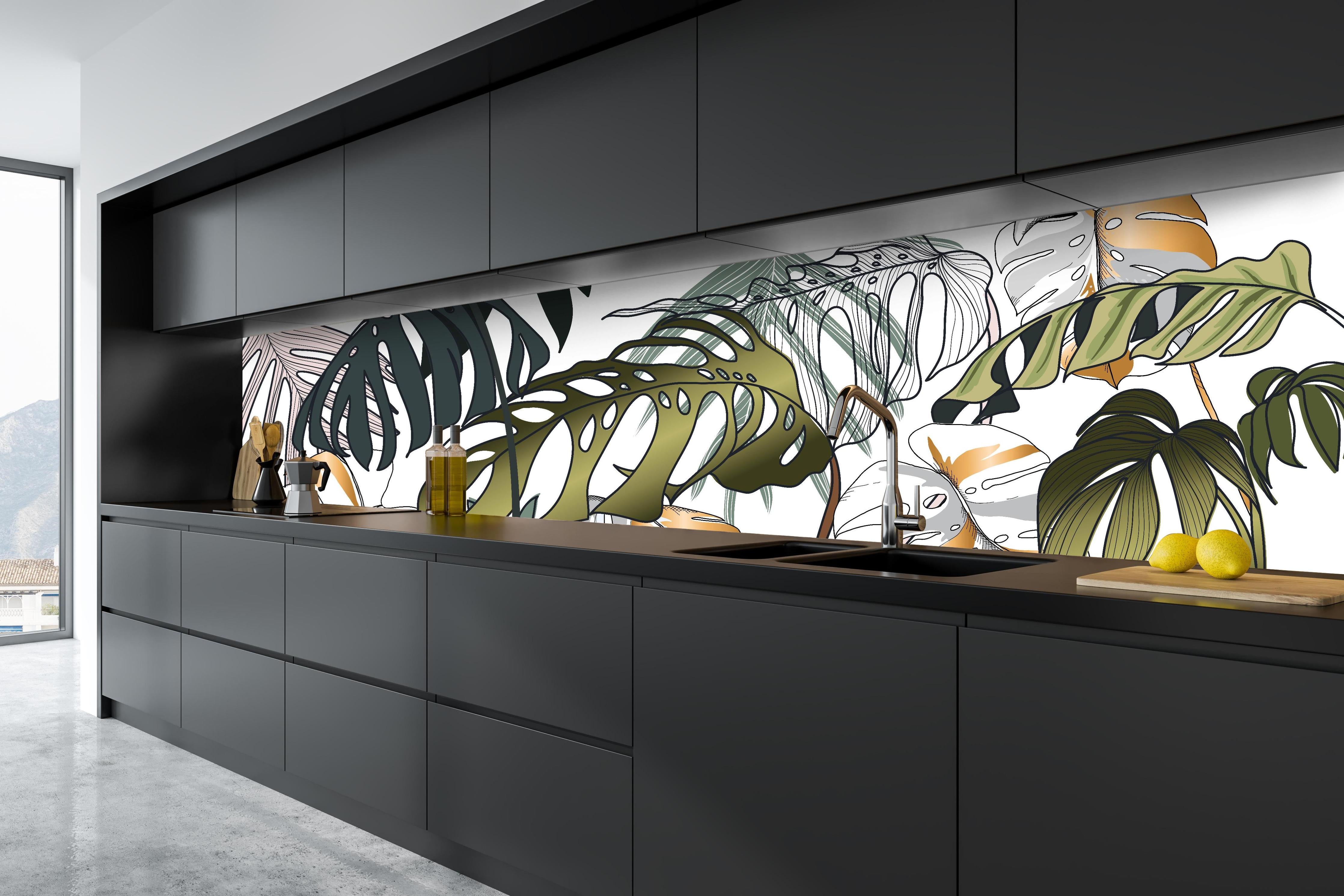 Küche - Exotisches Blattwerk Designmuster hinter weißen Hochglanz-Küchenregalen und schwarzem Wasserhahn