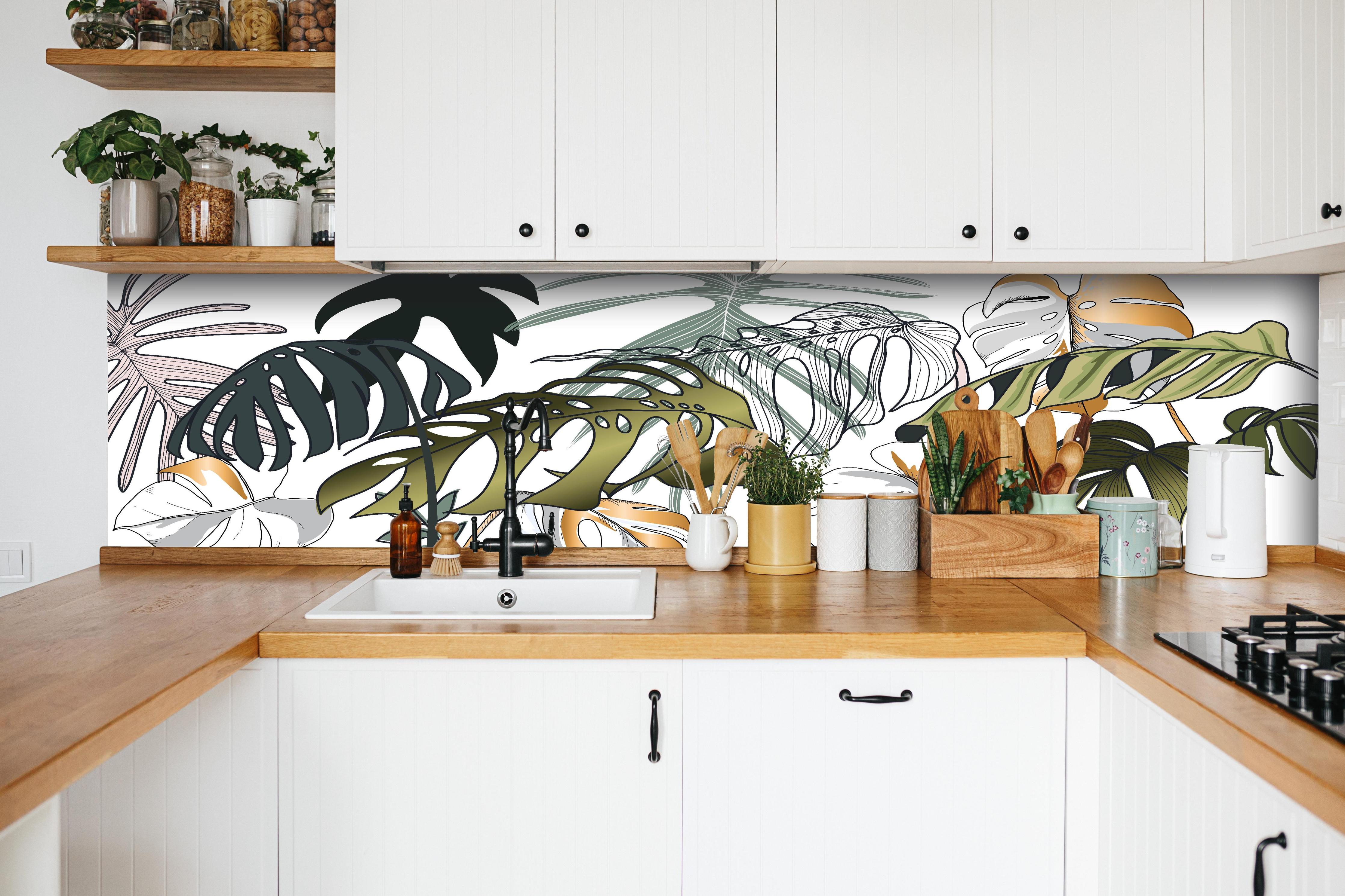 Küche - Exotisches Blattwerk Designmuster hinter weißen Hochglanz-Küchenregalen und schwarzem Wasserhahn