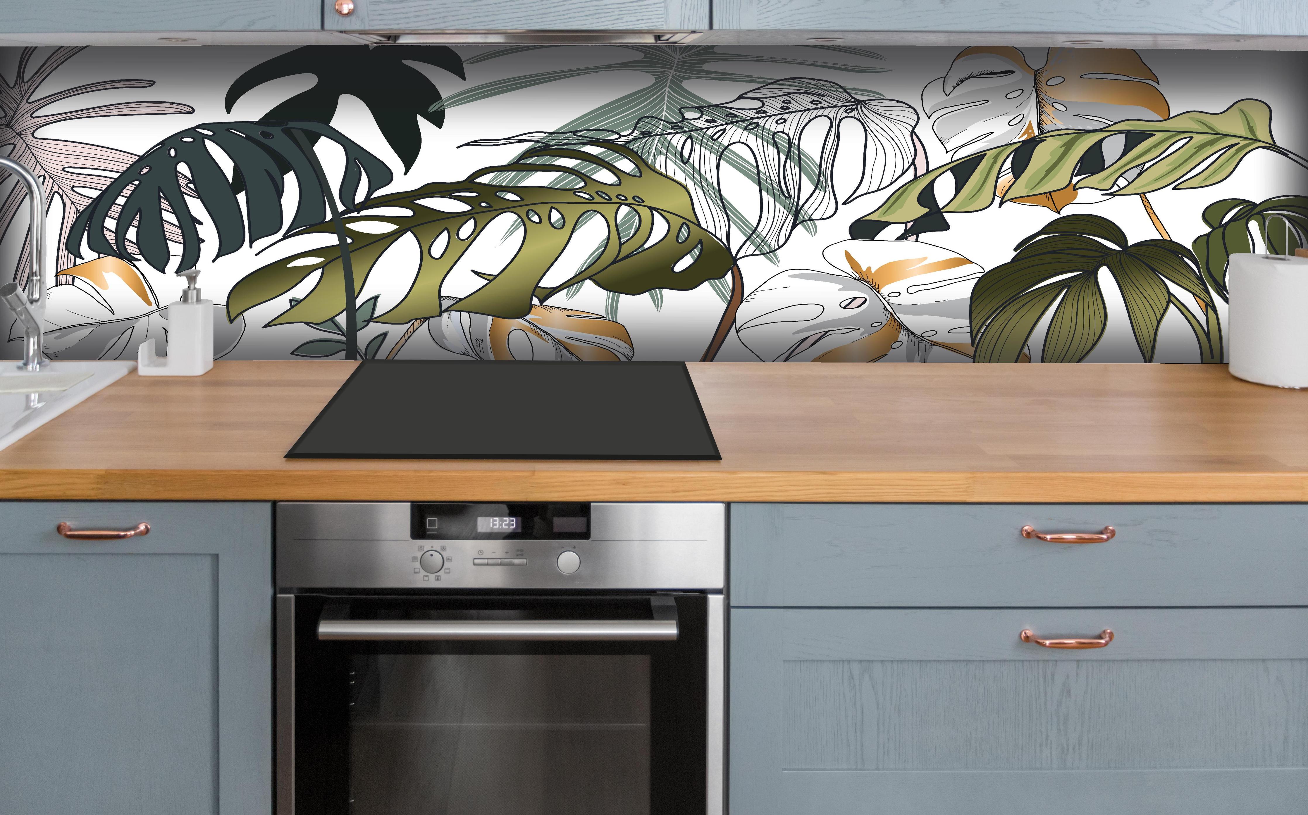 Küche - Exotisches Blattwerk Designmuster hinter weißen Hochglanz-Küchenregalen und schwarzem Wasserhahn