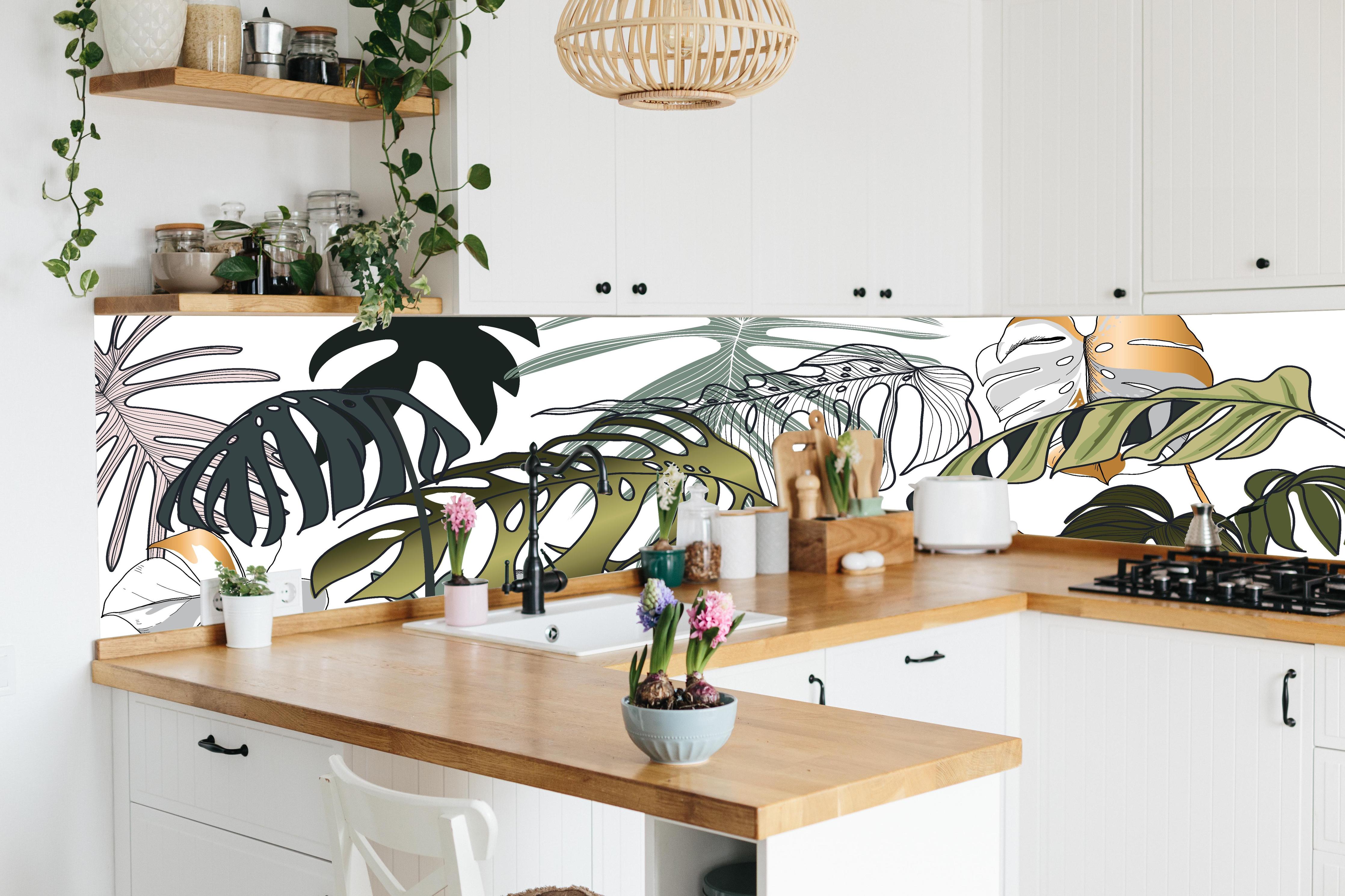 Küche - Exotisches Blattwerk Designmuster hinter weißen Hochglanz-Küchenregalen und schwarzem Wasserhahn