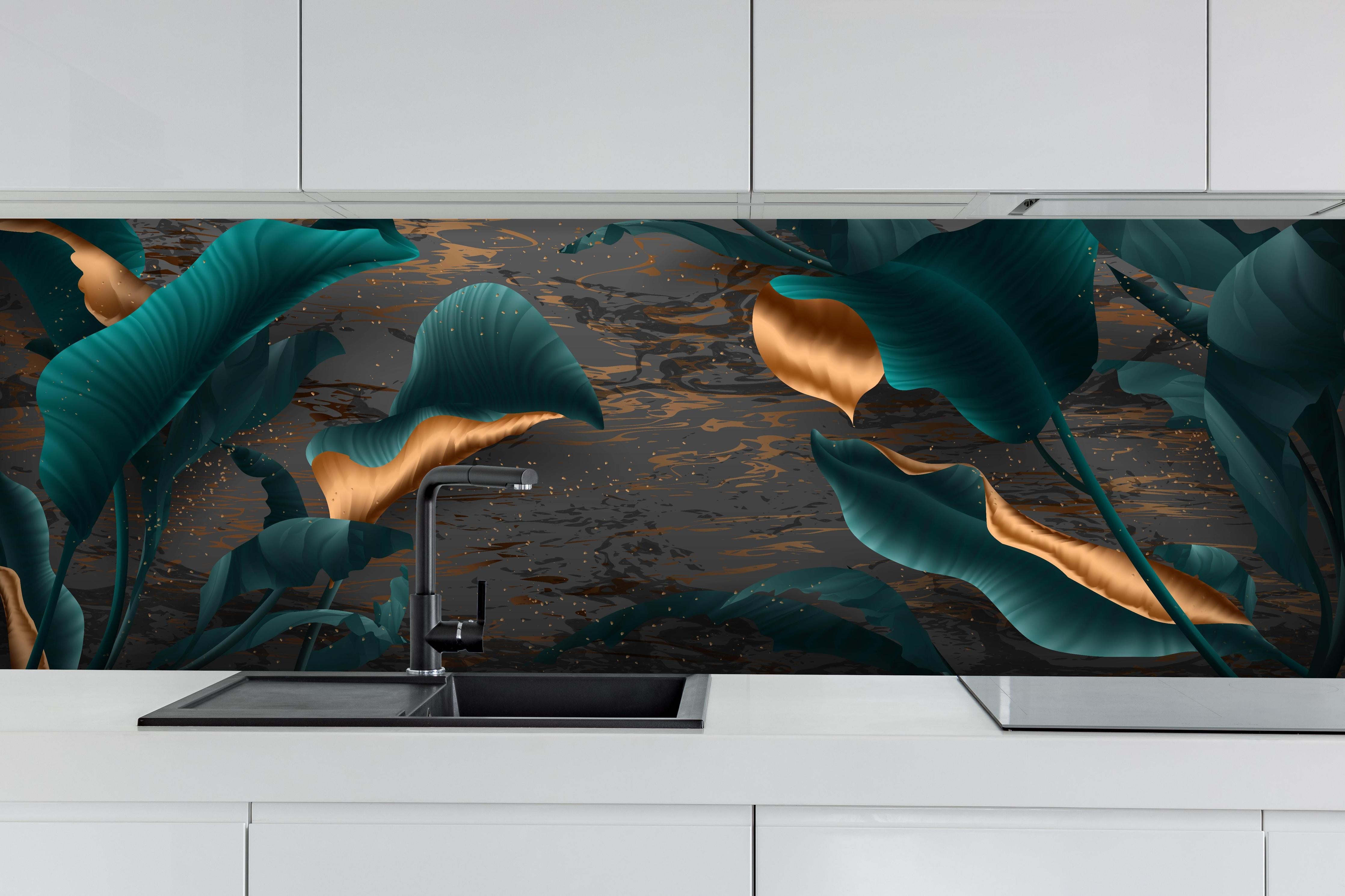 Küche - Exotisches Blattwerk mit goldgelben Akzenten hinter weißen Hochglanz-Küchenregalen und schwarzem Wasserhahn