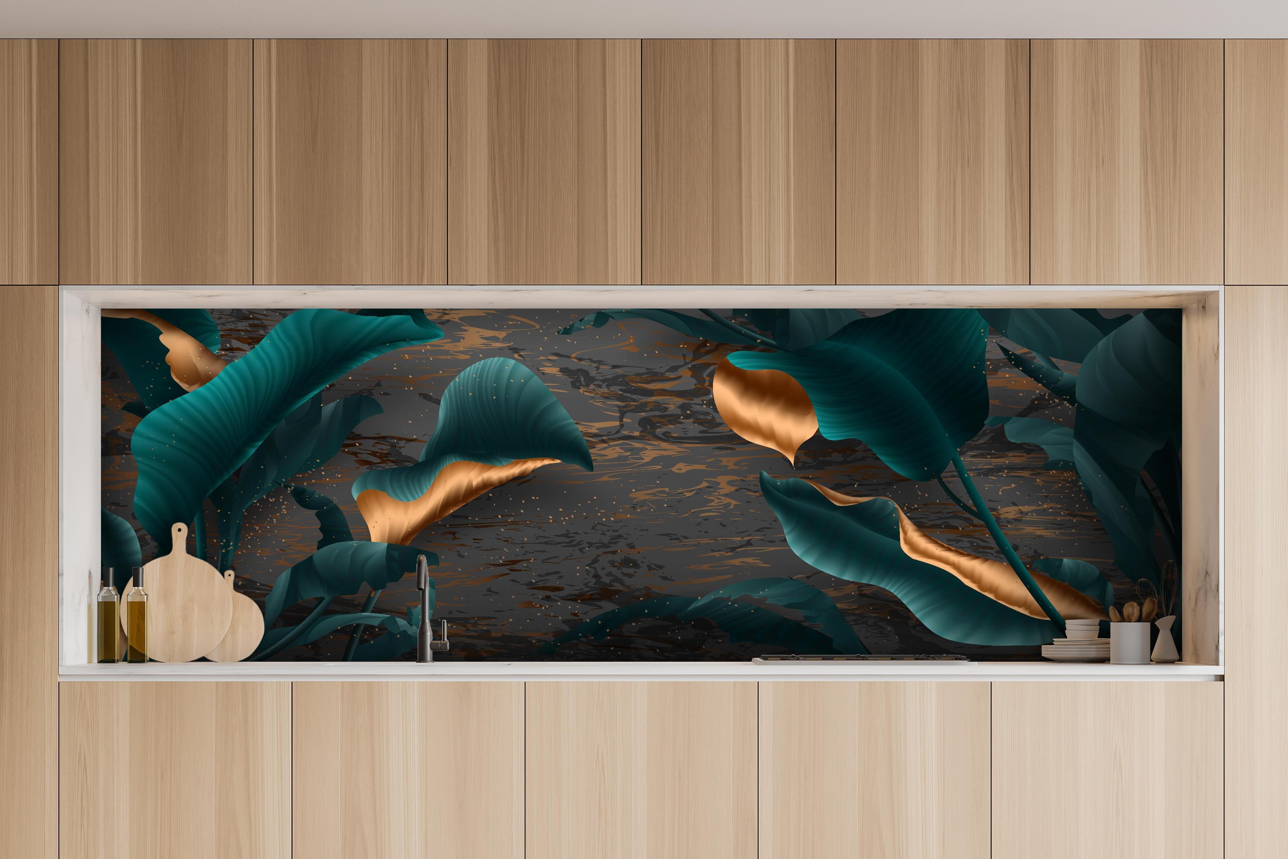 Küche - Exotisches Blattwerk mit goldgelben Akzenten hinter weißen Hochglanz-Küchenregalen und schwarzem Wasserhahn