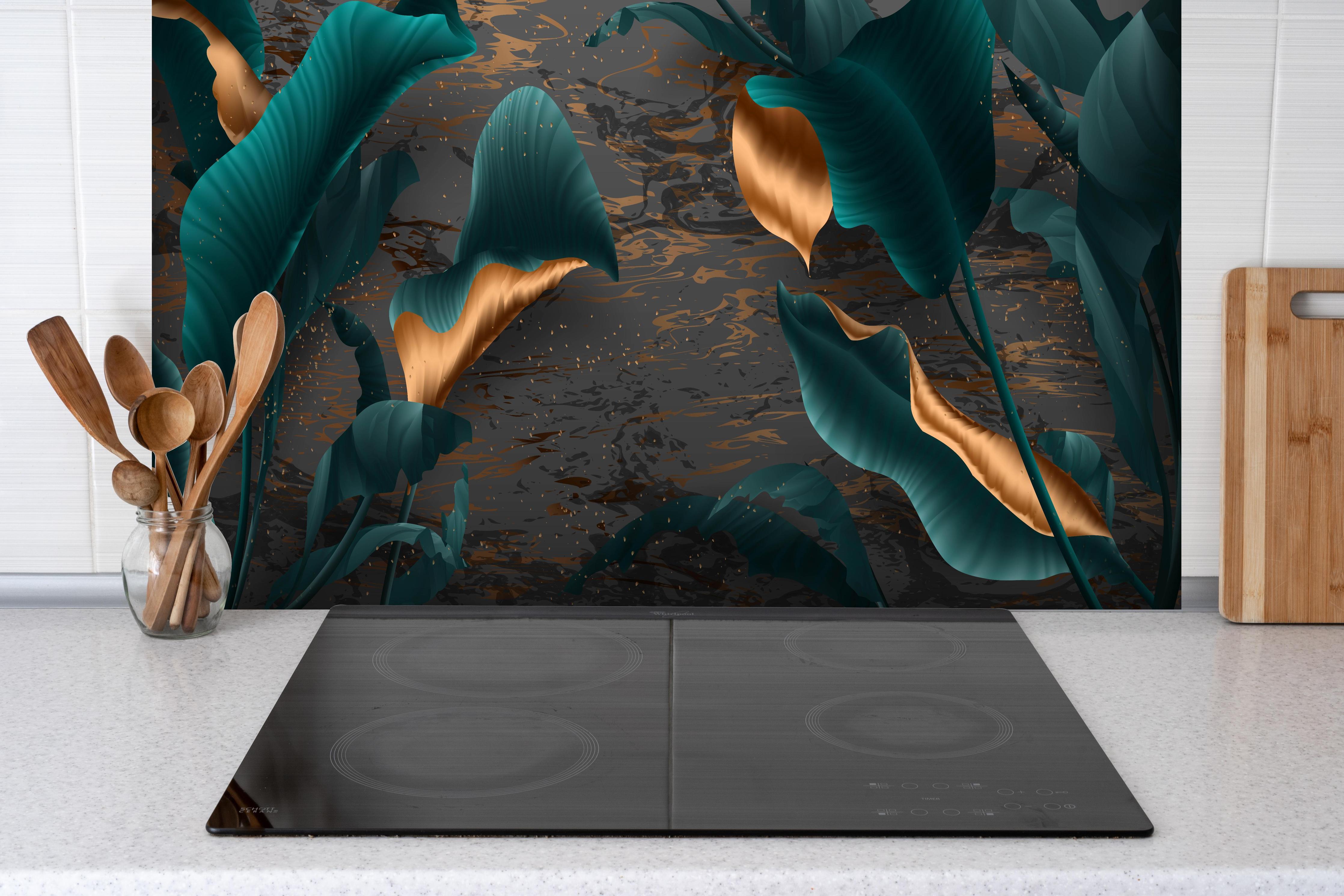 Küche - Exotisches Blattwerk mit goldgelben Akzenten hinter weißen Hochglanz-Küchenregalen und schwarzem Wasserhahn