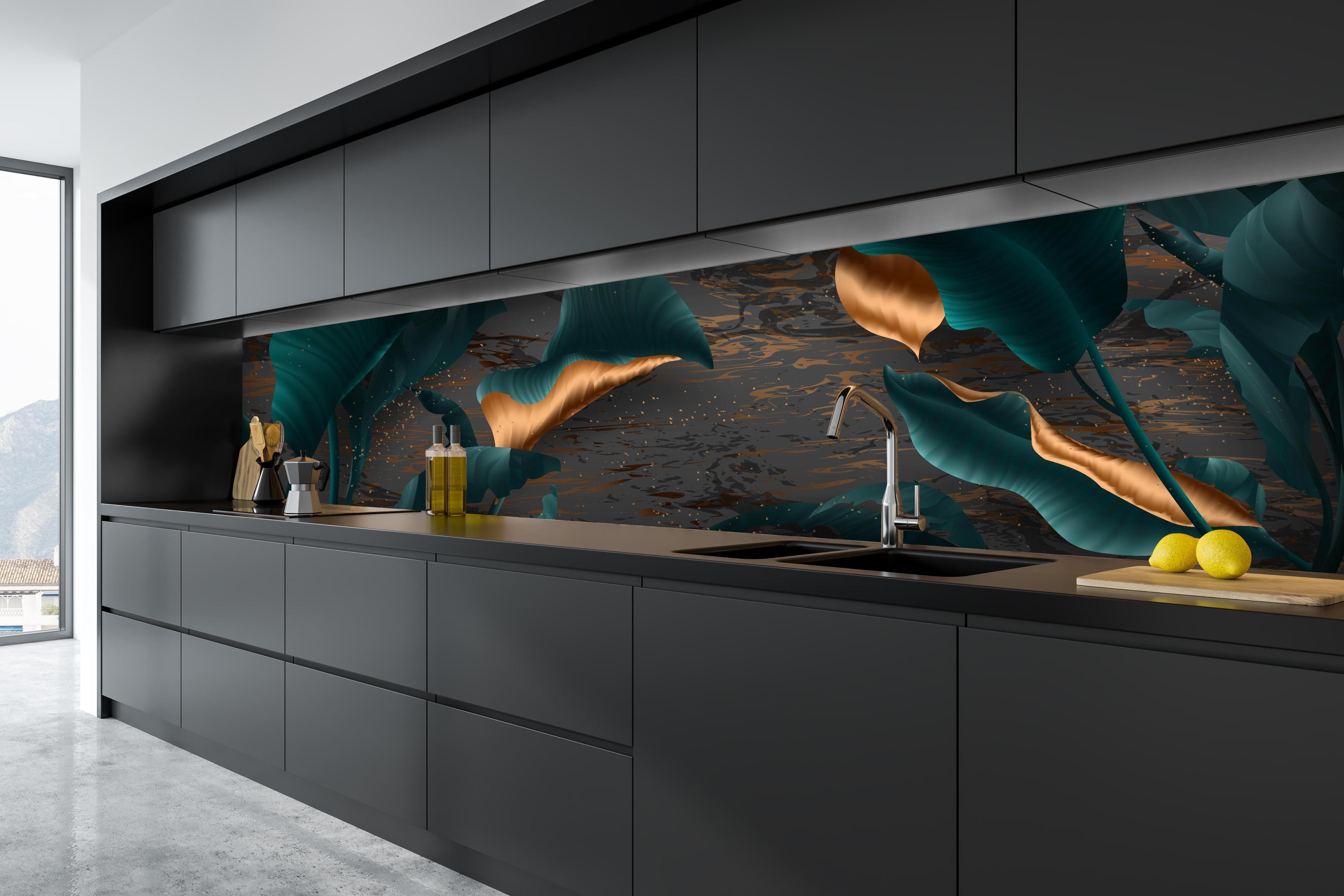 Küche - Exotisches Blattwerk mit goldgelben Akzenten hinter weißen Hochglanz-Küchenregalen und schwarzem Wasserhahn