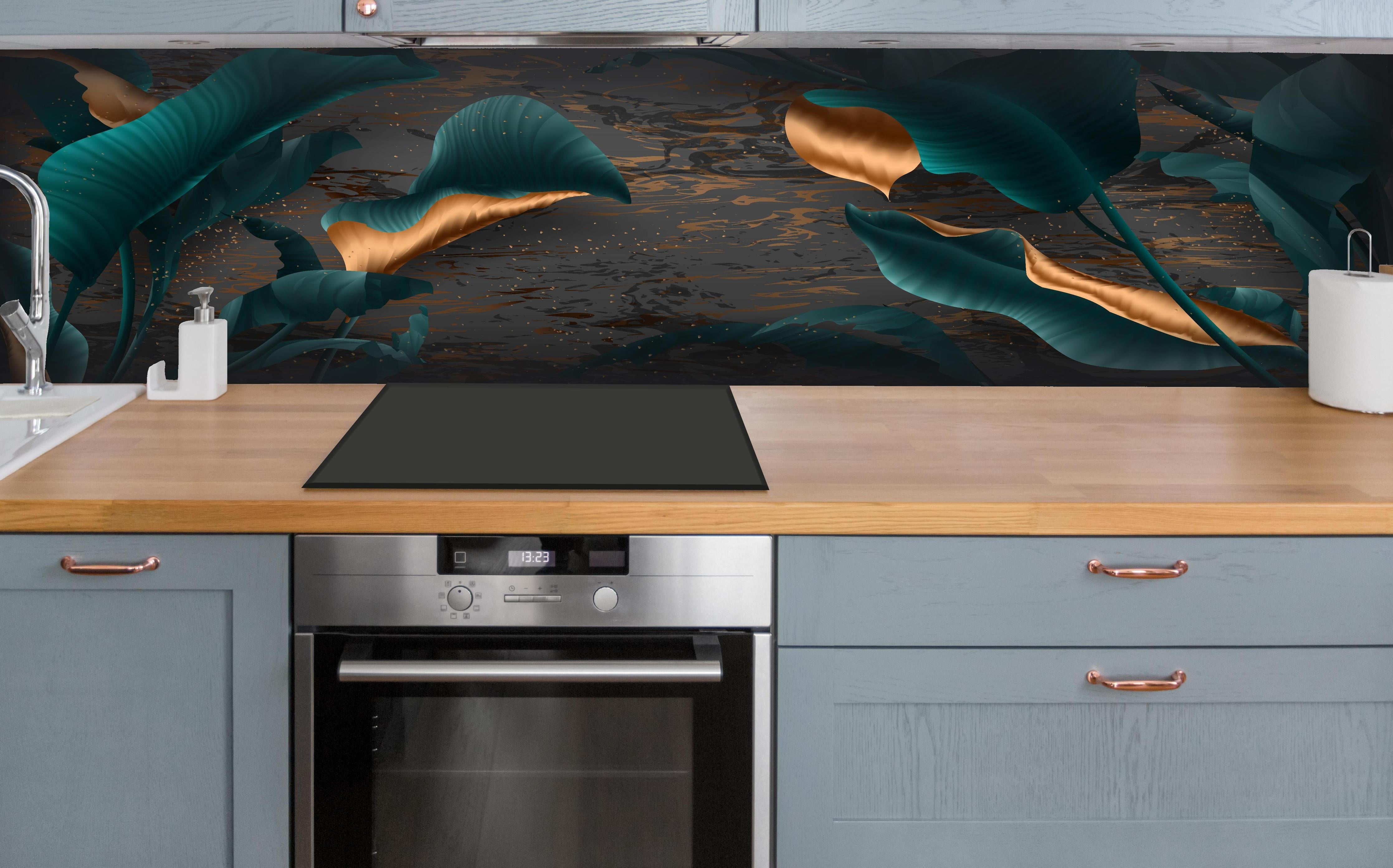 Küche - Exotisches Blattwerk mit goldgelben Akzenten hinter weißen Hochglanz-Küchenregalen und schwarzem Wasserhahn