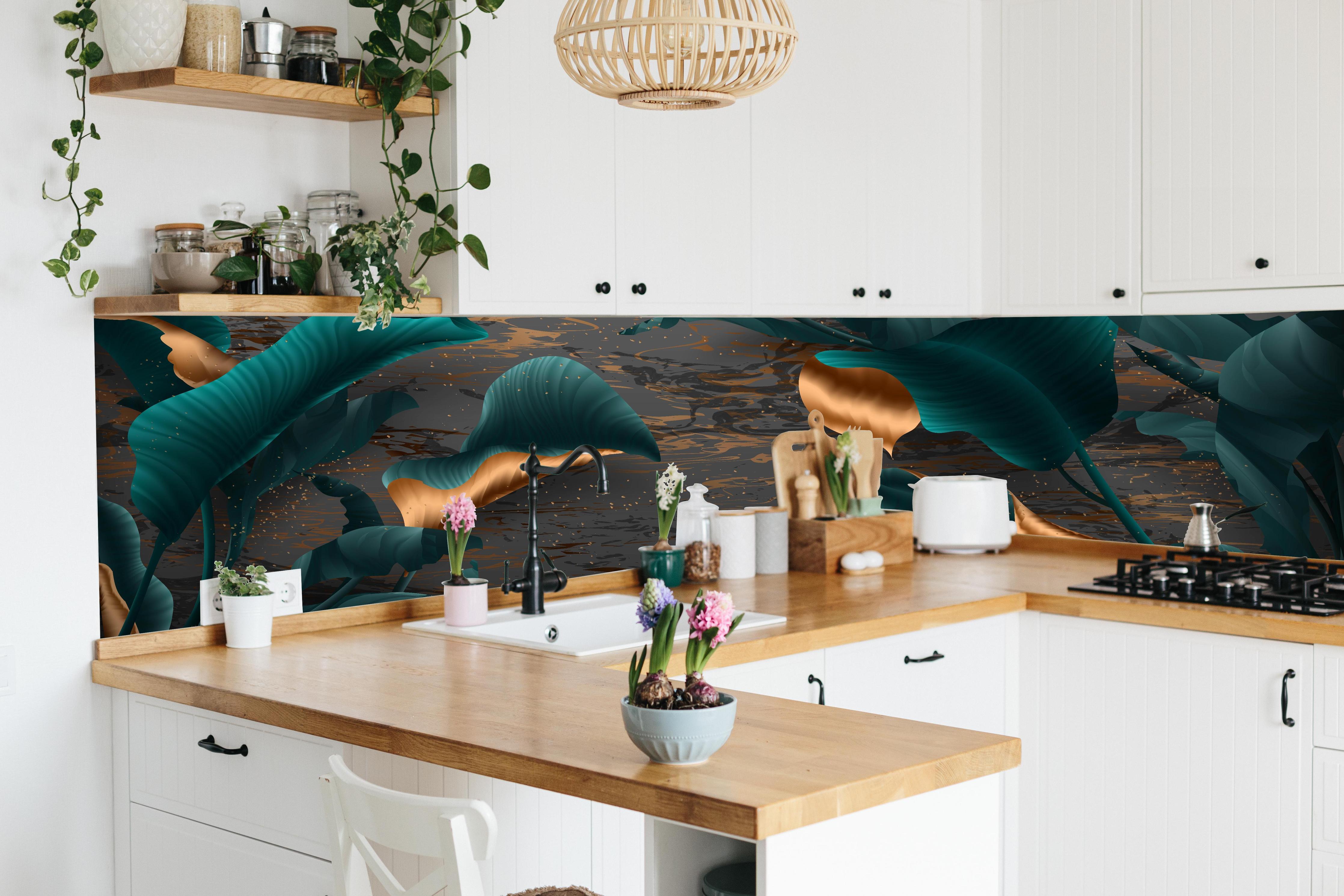 Küche - Exotisches Blattwerk mit goldgelben Akzenten hinter weißen Hochglanz-Küchenregalen und schwarzem Wasserhahn