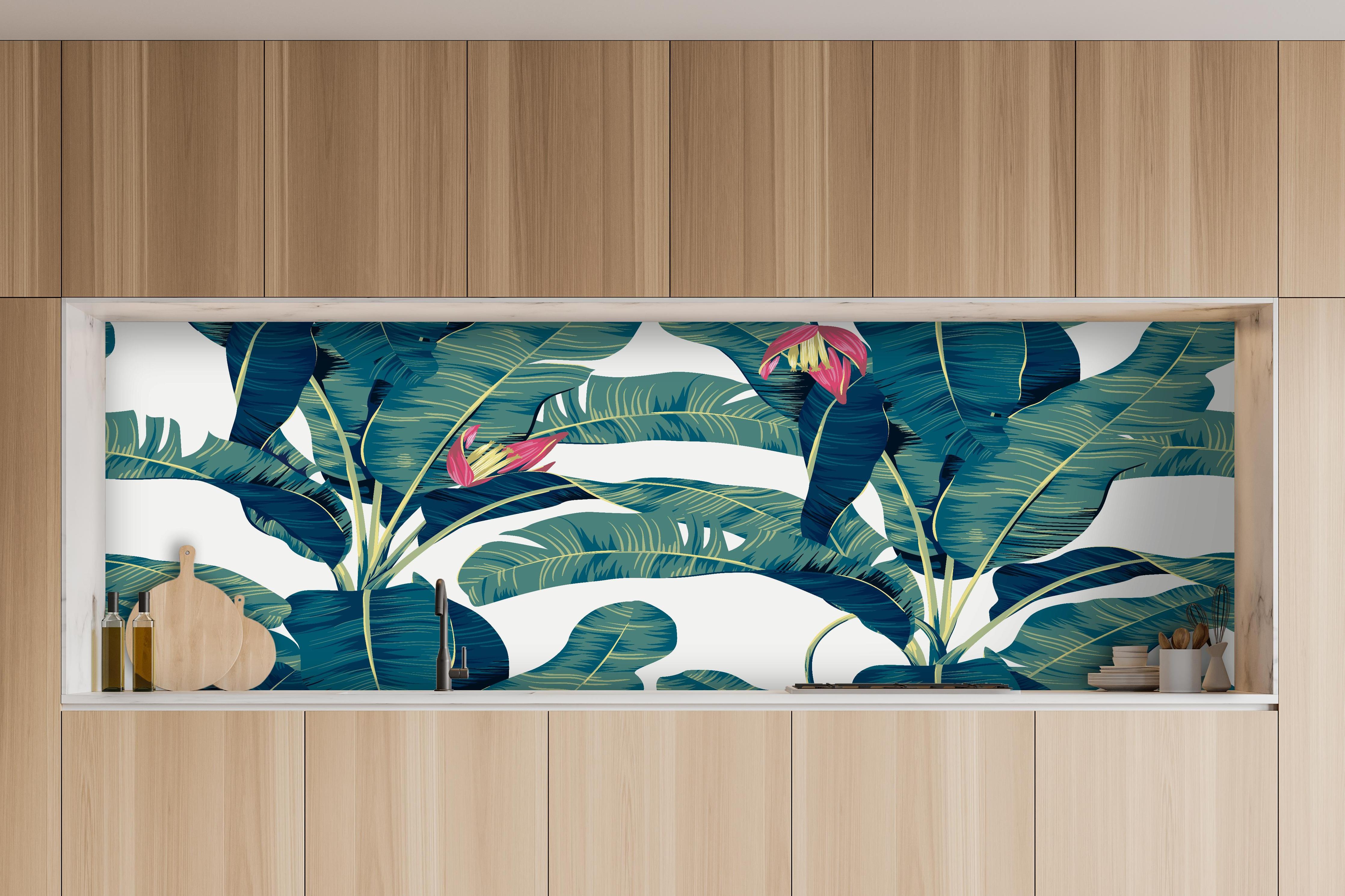 Küche - Exotisches Blattwerk und Blüten Design hinter weißen Hochglanz-Küchenregalen und schwarzem Wasserhahn