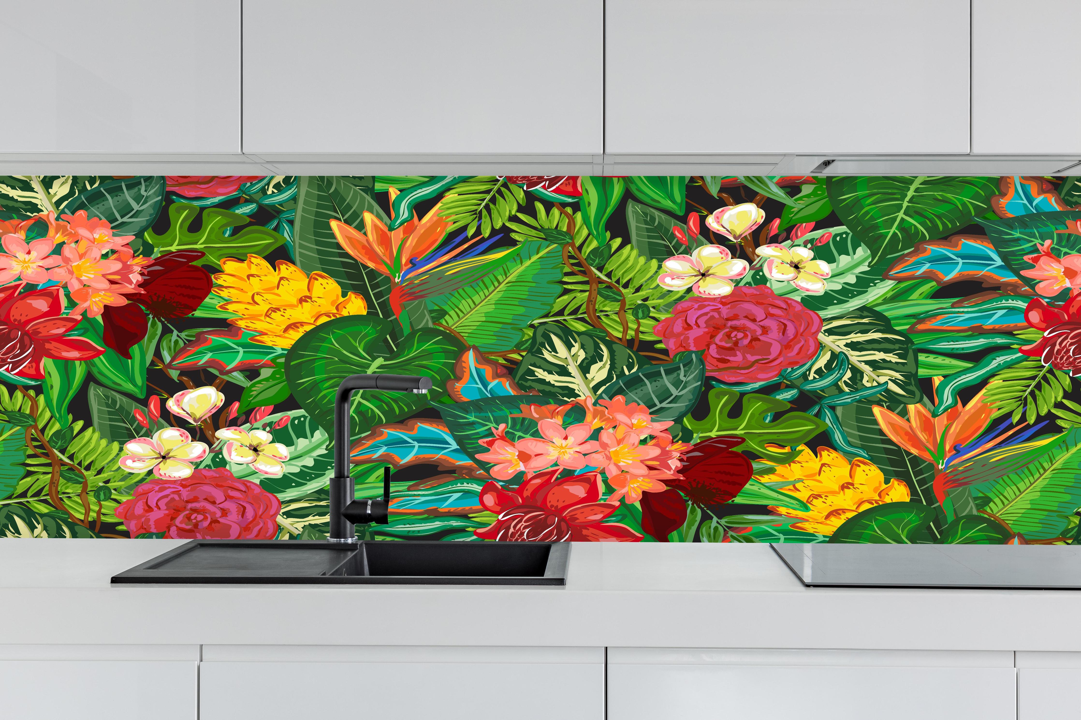Küche - Exotisches Blumen-Dschungel-Design Tapete hinter weißen Hochglanz-Küchenregalen und schwarzem Wasserhahn