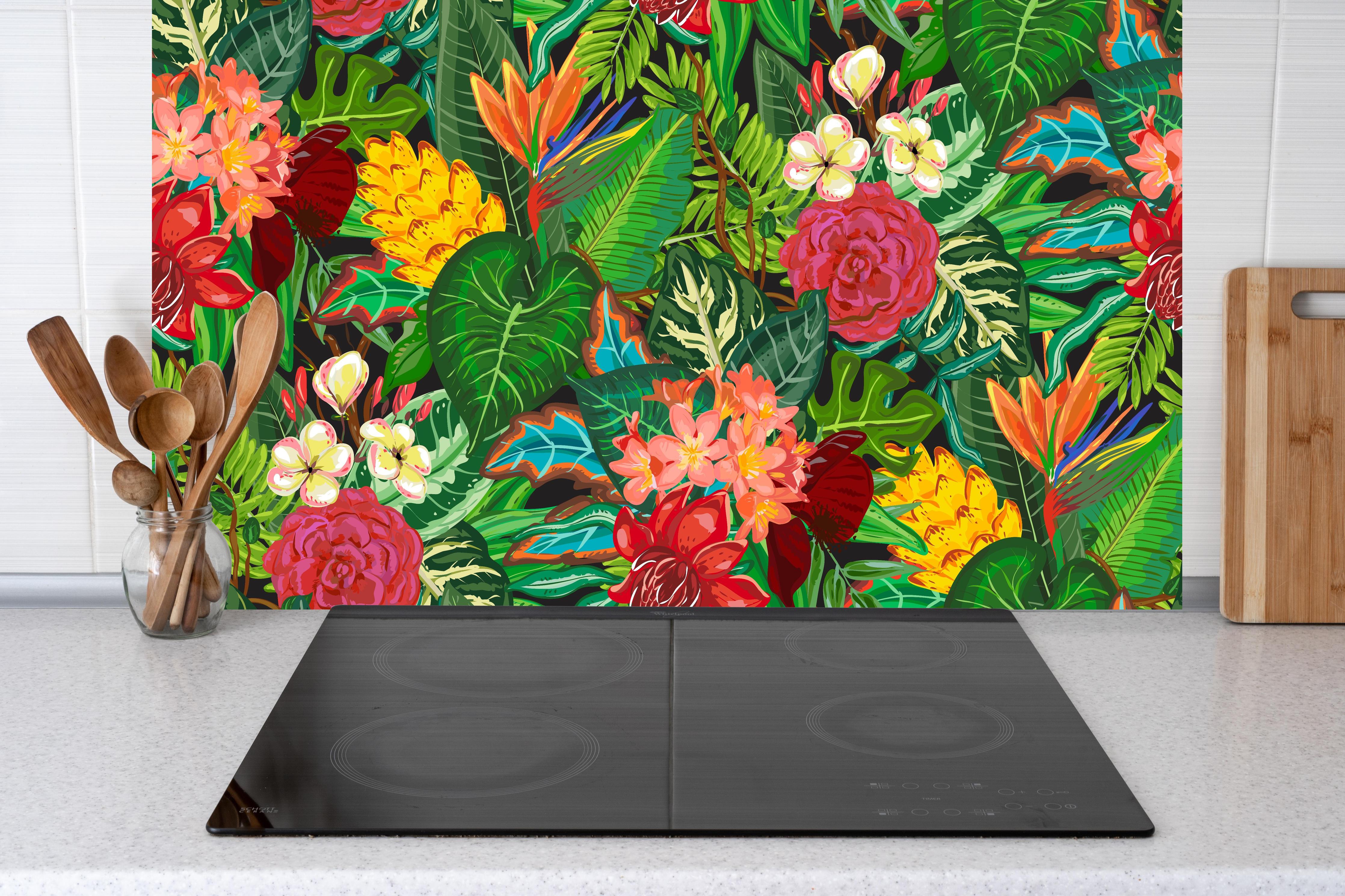 Küche - Exotisches Blumen-Dschungel-Design Tapete hinter weißen Hochglanz-Küchenregalen und schwarzem Wasserhahn