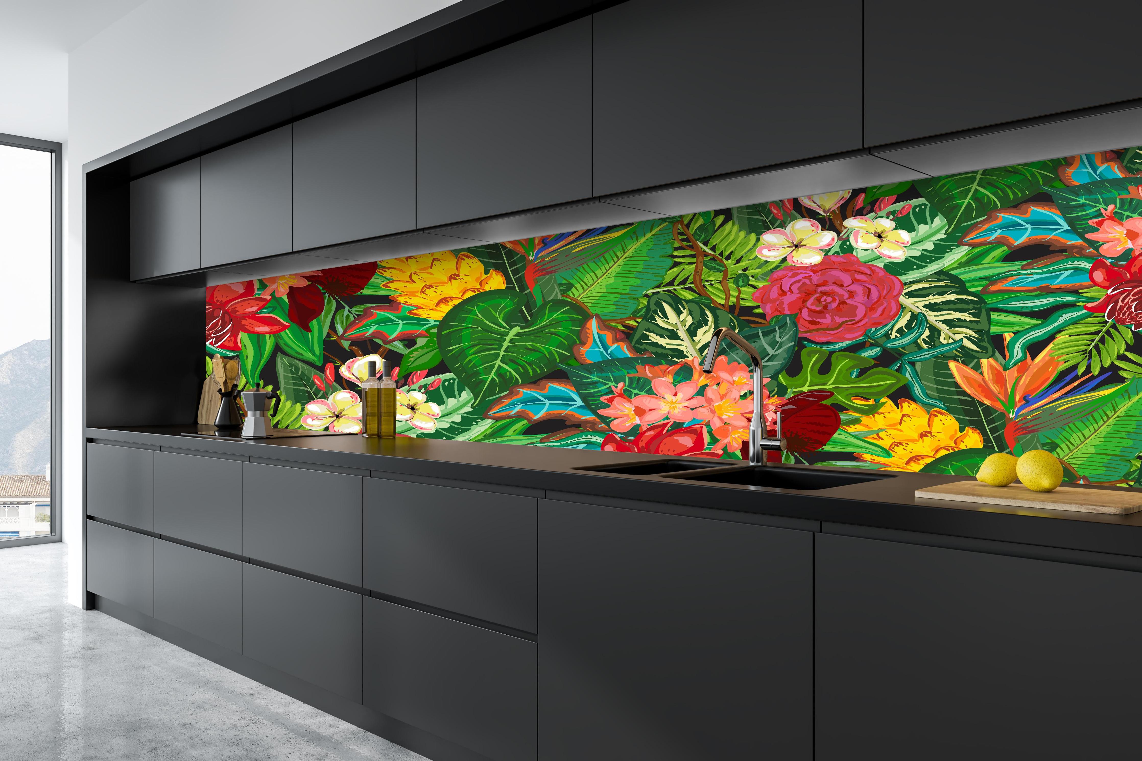 Küche - Exotisches Blumen-Dschungel-Design Tapete hinter weißen Hochglanz-Küchenregalen und schwarzem Wasserhahn