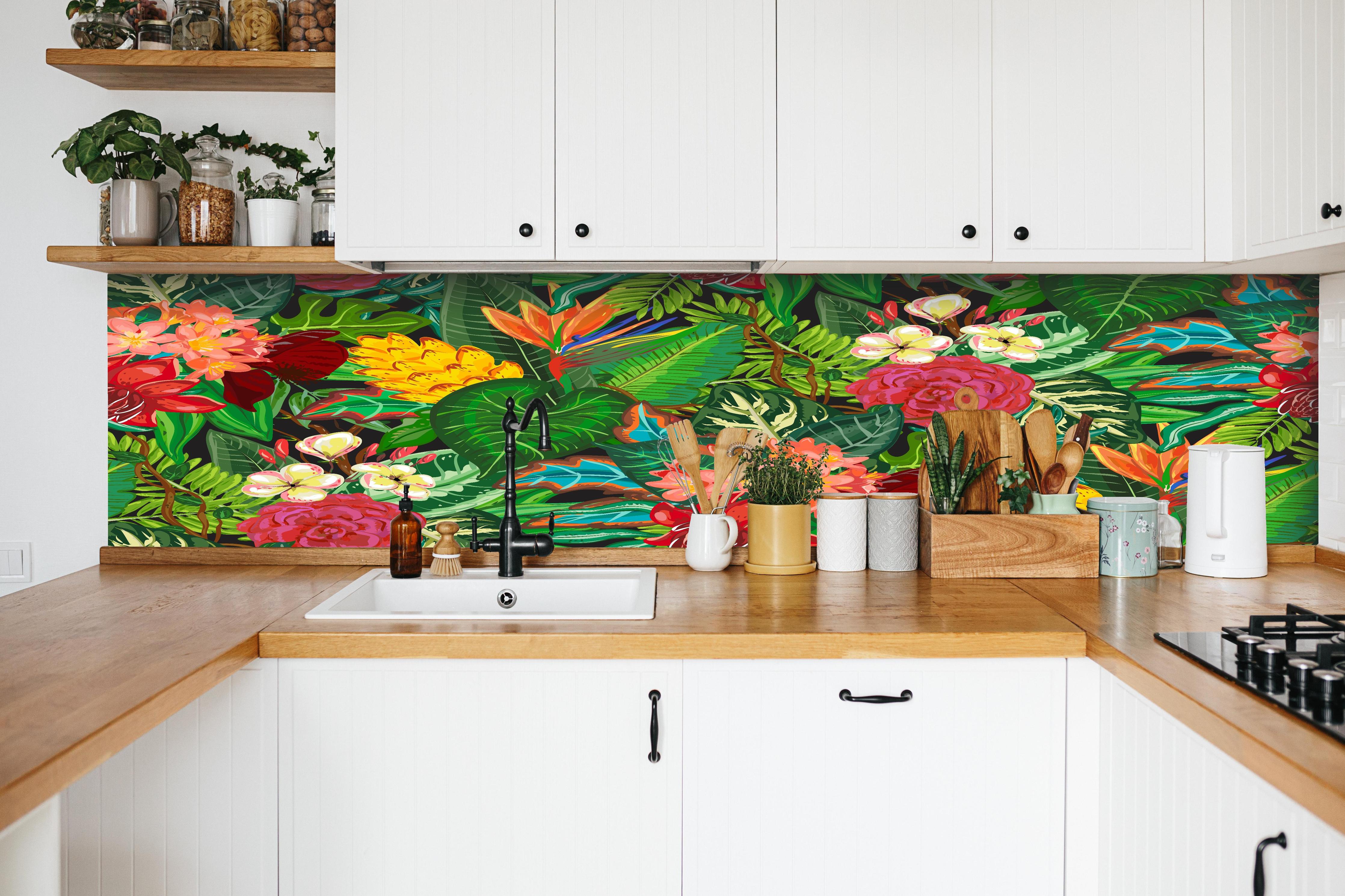 Küche - Exotisches Blumen-Dschungel-Design Tapete hinter weißen Hochglanz-Küchenregalen und schwarzem Wasserhahn