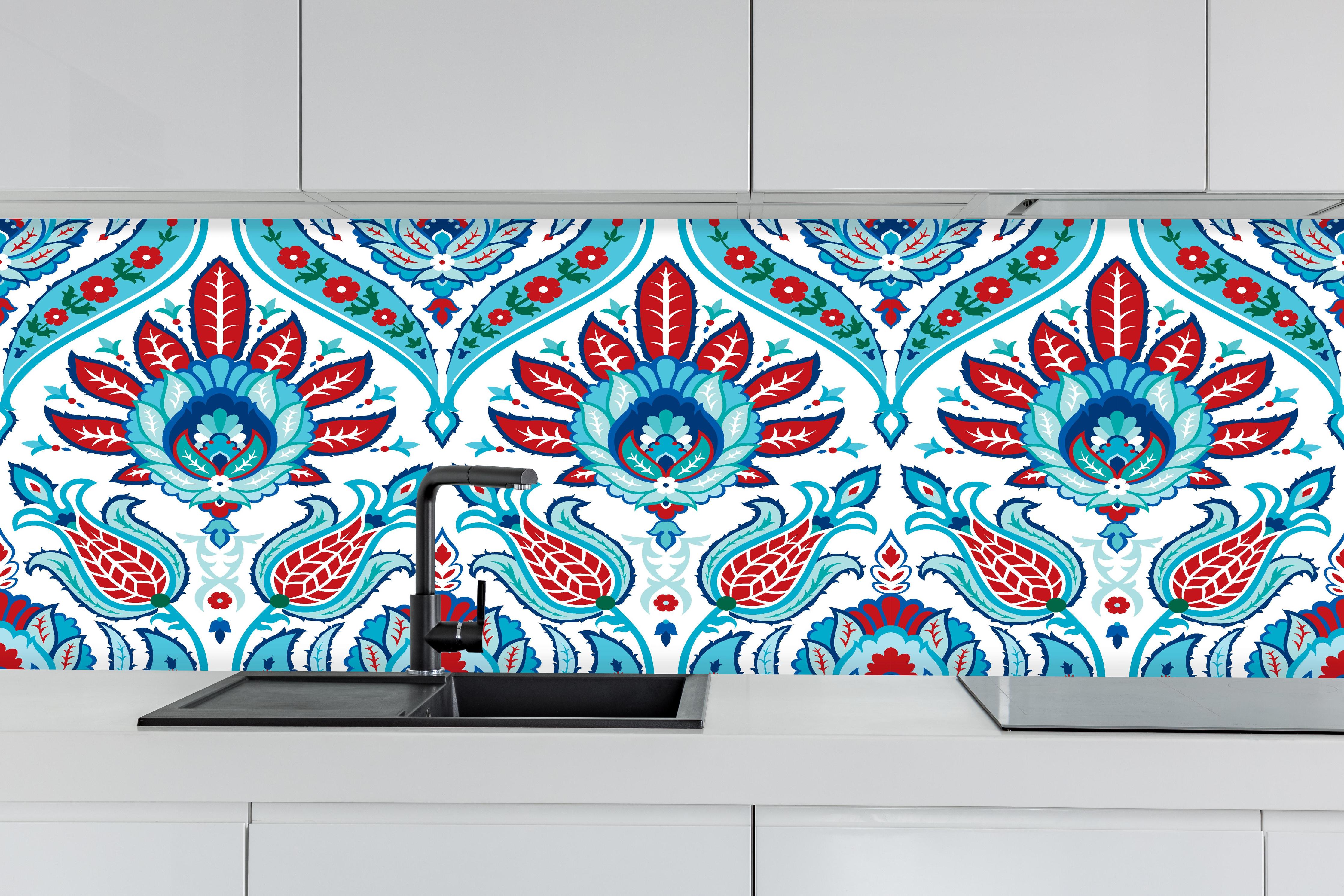 Küche - Exotisches Türkis-Rotes Paisley-Muster Print hinter weißen Hochglanz-Küchenregalen und schwarzem Wasserhahn