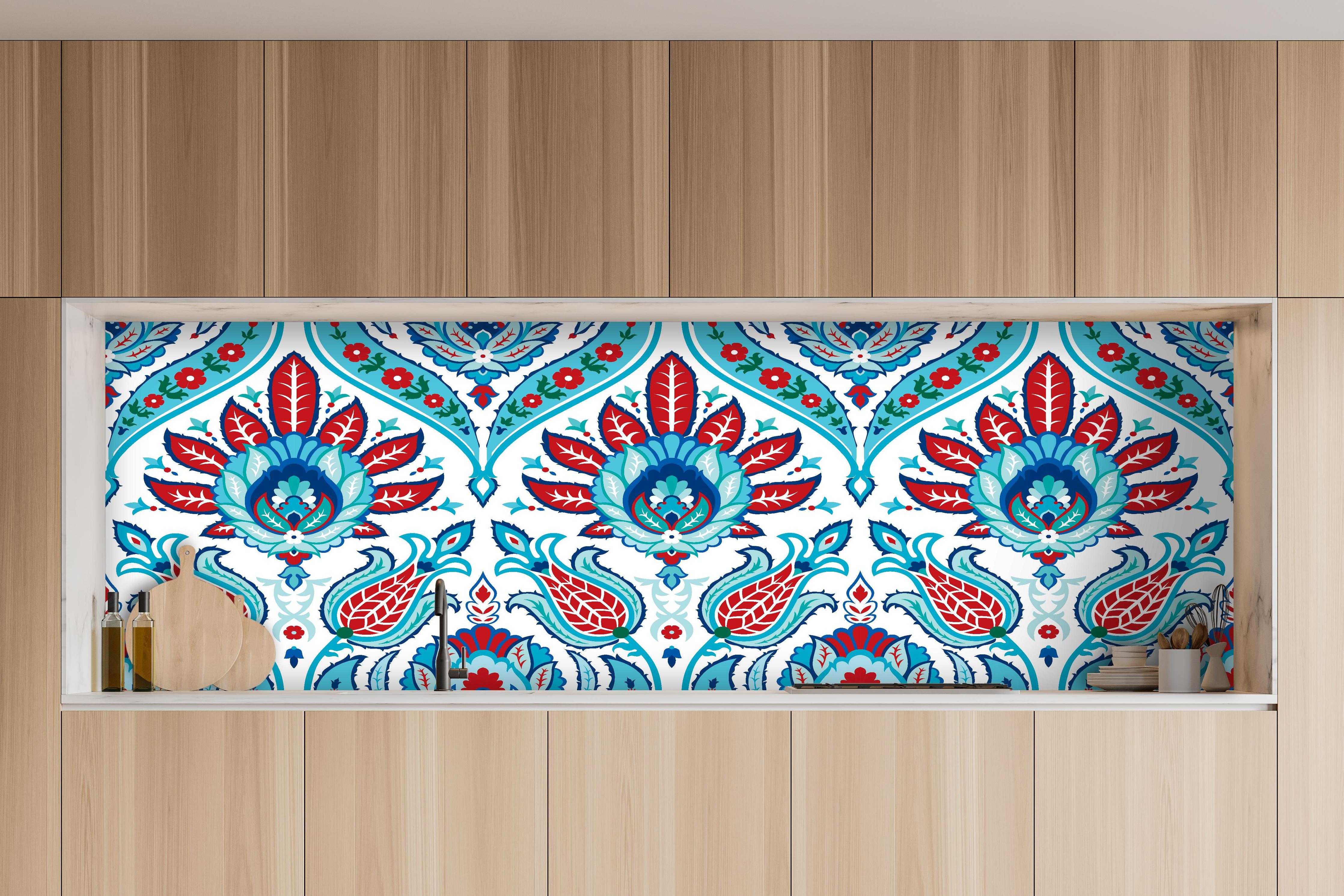 Küche - Exotisches Türkis-Rotes Paisley-Muster Print hinter weißen Hochglanz-Küchenregalen und schwarzem Wasserhahn