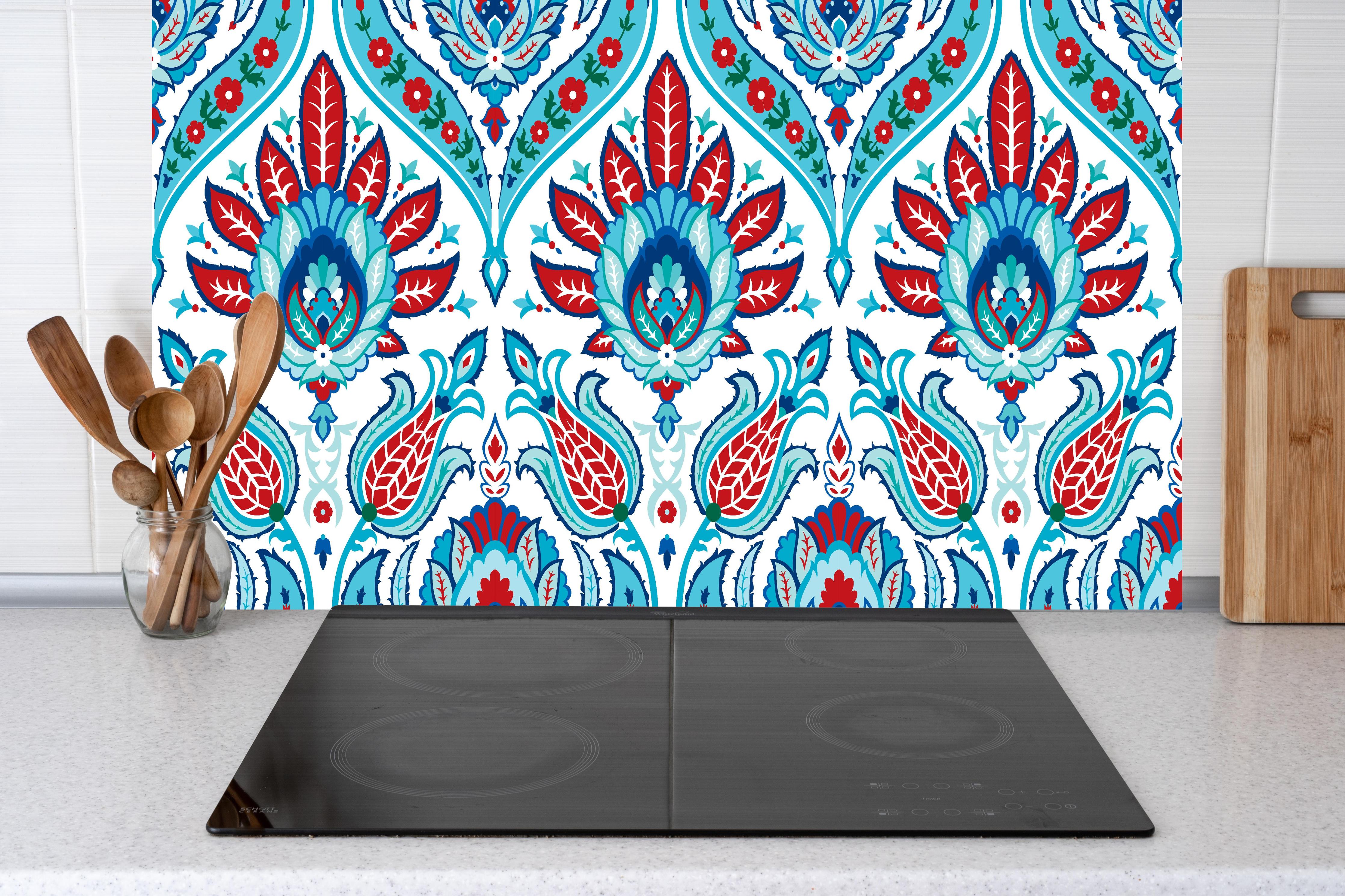 Küche - Exotisches Türkis-Rotes Paisley-Muster Print hinter weißen Hochglanz-Küchenregalen und schwarzem Wasserhahn